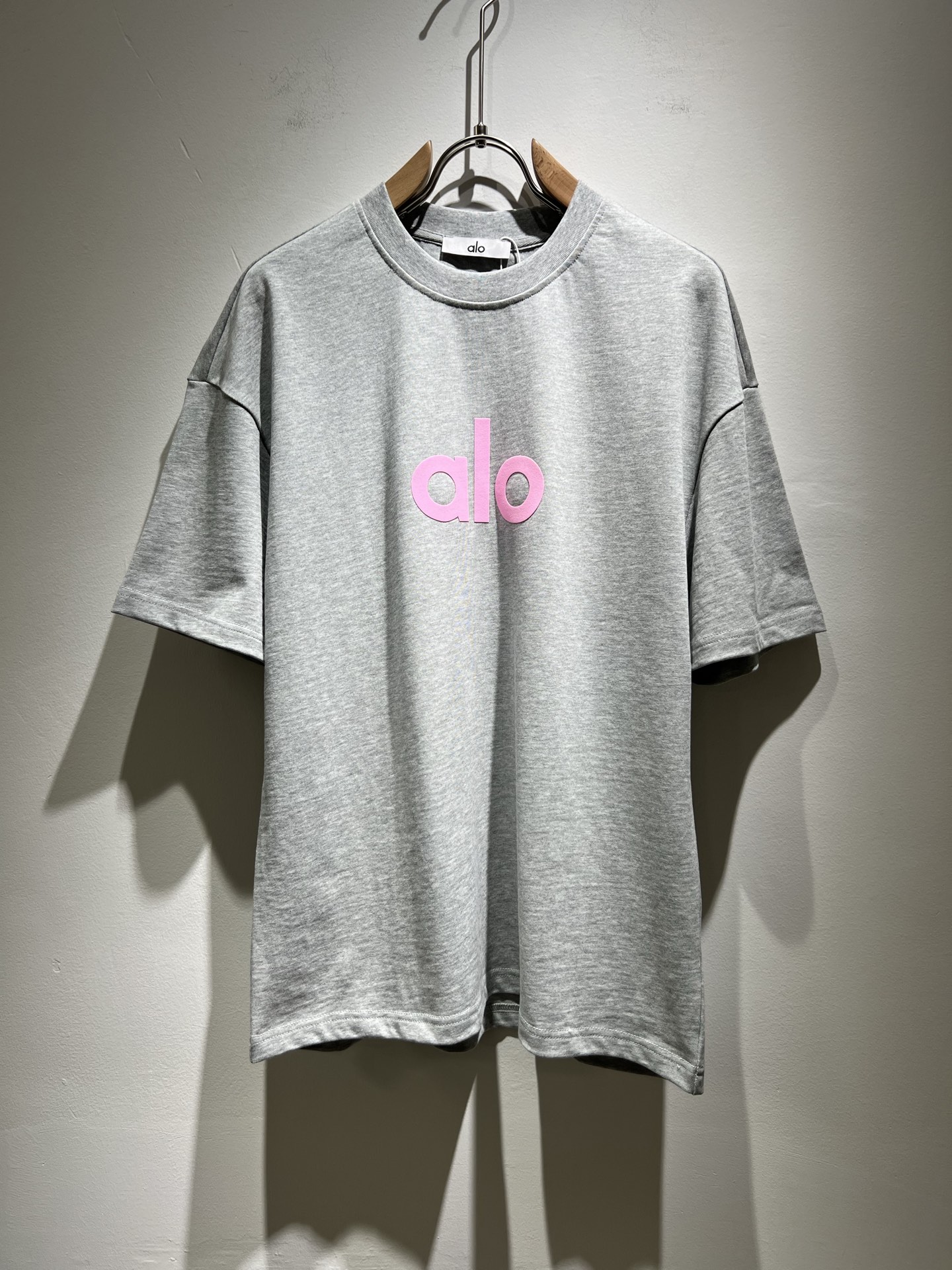 NO:132915,Alo2025 spring and summer new series of products are launched, a very fashionable and avant-garde short-sleeved T-shirt for men and women, with logo pattern glue-touching decoration!  Different from the past, it declares the design concept that has been passed down for many years in the brand!  Its eye-catchingness is no less than any classic style, perfectly presenting the fashionable, high-end and luxurious feeling in front of the world!  Made of imported 280 grams of cotton, selected high-quality pure cotton fabrics, soft and soft to the touch, the real thing is definitely beyond your imagination, close to the body and breathable, even if you sweat profusely, you will not feel greasy or stuffy, and will bring sweating and moisture absorption to the extreme!  Size S-2XL, T-shirt,tees,t-shirt,alexander wang19860909Alo2025春夏全新系列单品上线,非常时髦前卫的一款男女同款短袖T恤,标识logo图案压胶修饰！区别于以往的不同,宣示品牌传承多年的设计理念！其吸睛度完全不亚于任何经典款式,将时髦高级感与奢华感完美呈现在世人眼前！客供进口280克全棉材质制成,精选优质纯棉面料,触感软糯亲肤细腻,实物到手绝对超乎你的想象,贴身无比舒适透气,即便是汗流浃背也不会有腻身及闷热感可言,将排汗吸湿性发挥到了极致！尺码S-2XL,,T-shirt,tees，t-shirt,alexander wang,Men's clothing