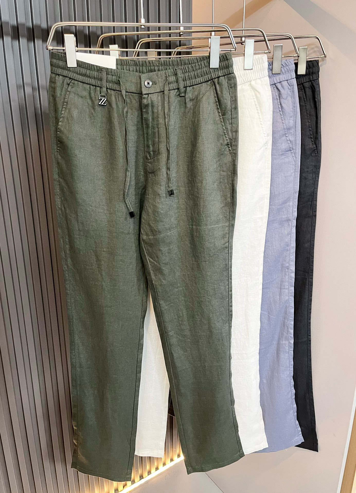 NO:132891,Ermenegildo Zeg*aJia 2025 spring and summer new men's linen casual pants, the finale of the channel goods have appeared!  !  Sold simultaneously at the counter!  It is no exaggeration to say that this trouser is made from the original OEM channel, not a bragging original OEM, but is a product from the domestic ready-to-wear OEM factory officially authorized by Jenia!  Therefore, the ratio of quantity and size is extremely short, so you can earn it if you grab it!  The best pants in spring and summer are officially unveiled!  !  !  !  !  !  Zegna's things have always been one of the only essential outfits for successful business people!  Not everyone can easily surpass the brand's high-end style and its own strong aura. No matter which season the style is, it is a standard temperament!  However, the fabric style is between business and casual and daily wear, and customizes original hardware logo accessories!  Only Jenya, who can design a pair of trousers so well-suited to the public, is the only one who focuses on men's clothing, business and casualness!  Whether you wear this style in a casual occasion or in a business occasion, you must wear it well and be able to wear it to your own taste!  Pants that give yourself unlimited points!  Size M-4XL, zegna,alexander wang19860909Ermenegildo Zeg*a杰*亚 2025春夏新款男士亚麻休闲裤,压轴的渠道货出现了！！柜台同步销售！ 毫不夸张的说,此款裤装是原厂代工渠道的货,并不是吹牛的原厂代工,完全是由杰尼亚官方授权的国内成衣代工厂出来的产品！所以数量跟尺码配比都极度紧缺,抢到就是赚到！春夏最好的裤装正式揭幕！！！！！！Zegna的东西,从来都是成功商务人士的专属必备行头之一！品牌高级的格调以及自带强大的气场并不是所有人都能轻易凌驾的.无论哪季的款式都是都是气质标配！但是面料版型又介乎于商务休闲跟日常穿着之间,定制原版五金logo辅料配件！能将一款裤装设计到如此贴合大众穿着,也就只有专注于男装商务休闲的杰尼亚了！不论您是休闲场合穿搭,或者商务场合此款都能搭配的恰到好处要穿,就必须穿好的,能穿出属于自己品味的！给自己无限加分的裤子！尺码M-4XL,,zegna,alexander wang,Men's clothing