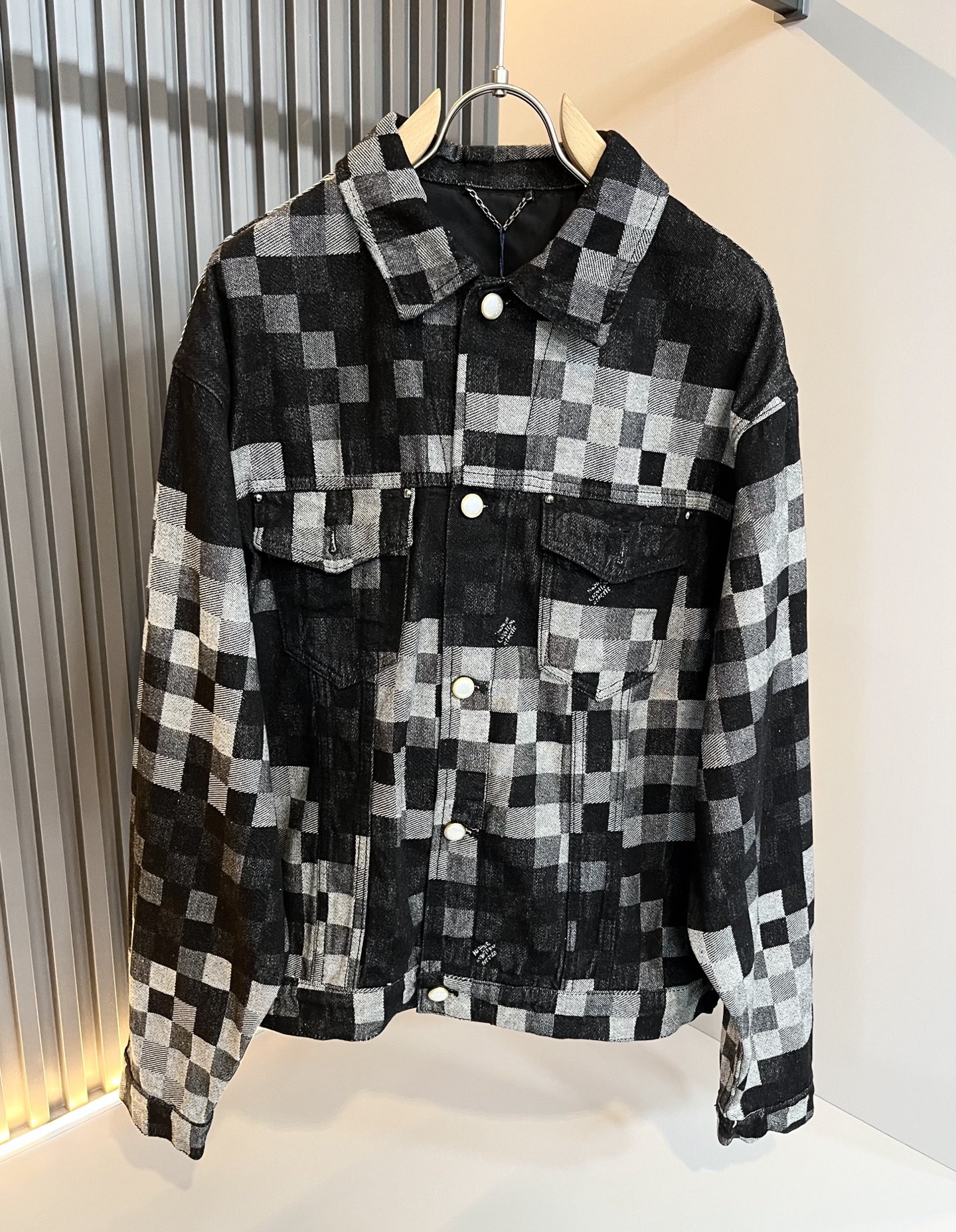 NO:134253,Louis Vuit*on 2025 spring and summer new light luxury men and women denim suits, the new high-end of the Louis family, the details and quality are always flawless, heavy industry washing water, and creative designs are emerging one after another. If you don’t buy a few pieces this autumn and winter, you can’t be considered a fashion expert. Denim fabric!  The interpretation of Louis' iconic elements is something that everyone loves. It is super soft and tough, and has excellent breathability. It comes from world-class trade-level OEM channels, with extremely rare quantity and no help in selling out. It is clean and neat. This is the Louis family's unique skill and the latest craftsmanship this quarter. The degree of meticulousness has reached the top, and the loose three-dimensional tailoring design is a unique one. It is a fusion of luxury and fashion!  Size S-XL, louis vuitton,louis vuitton,alexander wang19860909Louis Vuit*on 路易*登 2025春夏新款轻奢男女同款牛仔套装,路易家族的新高端,细节品质永远的那么完美无瑕,重工洗水,创意设计层出不穷.今年秋冬季节没有入手几件路易你算不上时尚达人.牛仔面料！诠释路易的标志性元素,实属人见人爱的东西.超级柔软且具有韧性,透气感也是绝佳.来自世界级贸易级别的代工厂渠道,数量极其稀少售完无补.干净俐落.这是路易家族的看家绝活也是本季度的最新工艺.细致化程度已经达到顶端了,宽松立体剪裁的版型设计堪称一绝.属于奢华与时尚的融合！尺码S-XL,,louis vuitton,louis vuitton,alexander wang,Men's clothing