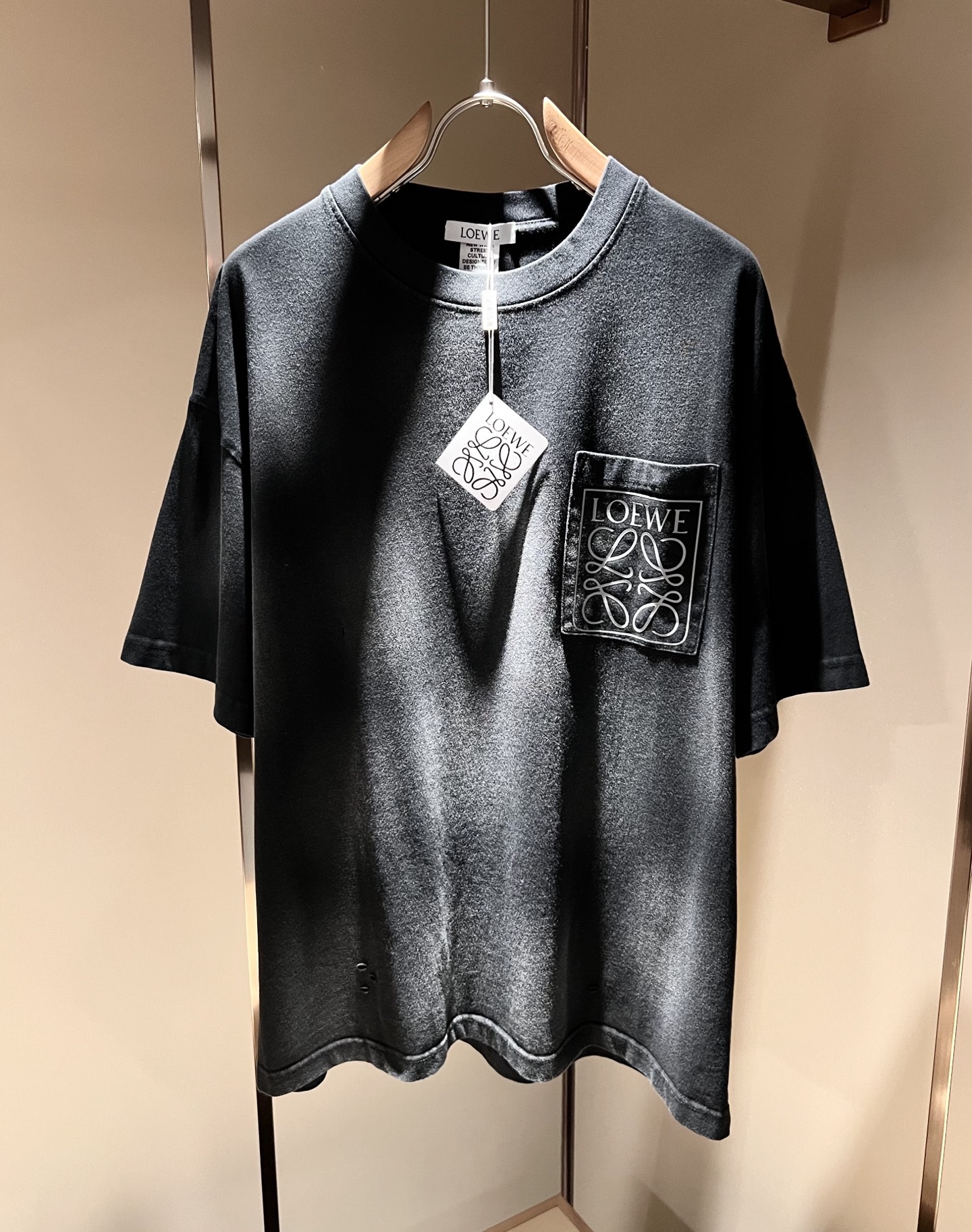 NO:136073,LOE*WE Luo*We 2025 spring and summer new short-sleeved T-shirt for men and women, original Italian order channel, very personalized and high-end style, logo logo pattern printing craft design!  Couple pure cotton short-sleeved T-shirt!  !  The latest fashion trends and popular products are here, and it is another simple and high-end fashion item. It is a fashion product with very high-end outfit charm. It is a must-have item for fashion trends!  Original Italian manufacturer channels, special-level orders, and released at the same time as Hong Kong, Macao and Taiwan buyers. This model is also the latest popular product of Luo Yiweijia this year and the most classic product. Its specifications and grades are beyond doubt!  !  The choice is very diverse, and it can be said that this model naturally has a fresh and natural feeling, showing the brand charm and high-end feeling. The texture of this model is very good, and the heavy weight and brilliant skin-friendliness that can be seen with hands are even better, and it is a complete enjoyment of wearing!  !  Size: S-2XL, loewe, loewe, T-shirt,tees, t-shirt,alexander wang19860909LOE*WE罗*威 2025春夏新款男女同款短袖T恤,意大利原厂订单渠道,极具个性高级风,标志logo图案印花工艺设计！情侣款纯棉短袖T恤！！最新时尚潮流人气产物驾到,又是一款简约高级的时尚单品,穿搭魅力十分高级不俗的时尚产物 ,时尚潮流必备单品！意大利原厂渠道,特供级别订单,同步港澳台买手店发布,此款也是罗意威家今年的最新人气产物,也是最经典的产物,其规格跟档次更是毋庸置疑！！ 选择极具多样化,言而喻此款自然具备那种清新自然的感觉,彰显品牌魅力与高级感,此款的质感十分的到位,用手可以感知的重磅跟出彩亲肤程度更是上佳,十足的穿着享受！！尺码: S-2XL,,loewe,loewe,T-shirt,tees，t-shirt,alexander wang,Men's clothing