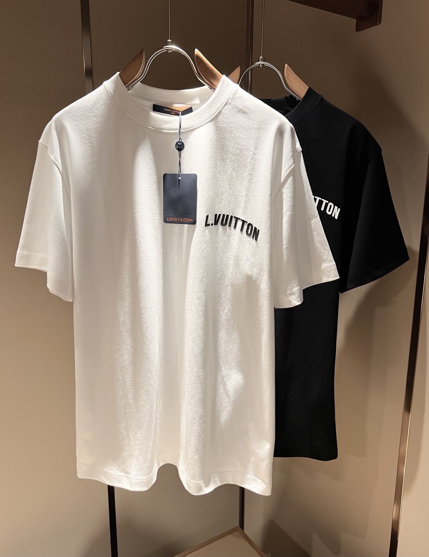 NO:134269,LouisVuitt*Louis*Deng The new series of products in 2025 spring and summer are launched, a very fashionable and avant-garde short-sleeved T-shirt for men and women, with logo pattern glue-touching!  Different from the past, it declares the design concept that has been passed down for many years in the brand!  Its eye-catchingness is no less than any classic style, perfectly presenting the fashionable, high-end and luxurious feeling in front of the world!  Made of imported cotton materials, selected high-quality pure cotton fabrics, soft and soft to the touch, the real thing is definitely beyond your imagination, close to the body and breathable, even if you sweat profusely, you will not feel greasy or stuffy, and will bring sweating and moisture absorption to the extreme!  Size S-2XL, louis vuitton,louis vuitton,t-shirt,tees,t-shirt,alexander wang19860909LouisVuitt*路易*登 2025春夏全新系列单品上线,非常时髦前卫的一款男女同款短袖T恤,标识logo图案压胶修饰！区别于以往的不同,宣示品牌传承多年的设计理念！其吸睛度完全不亚于任何经典款式,将时髦高级感与奢华感完美呈现在世人眼前！客供进口全棉材质制成,精选优质纯棉面料,触感软糯亲肤细腻,实物到手绝对超乎你的想象,贴身无比舒适透气,即便是汗流浃背也不会有腻身及闷热感可言,将排汗吸湿性发挥到了极致！尺码S-2XL,,louis vuitton,louis vuitton,T-shirt,tees，t-shirt,alexander wang,Men's clothing