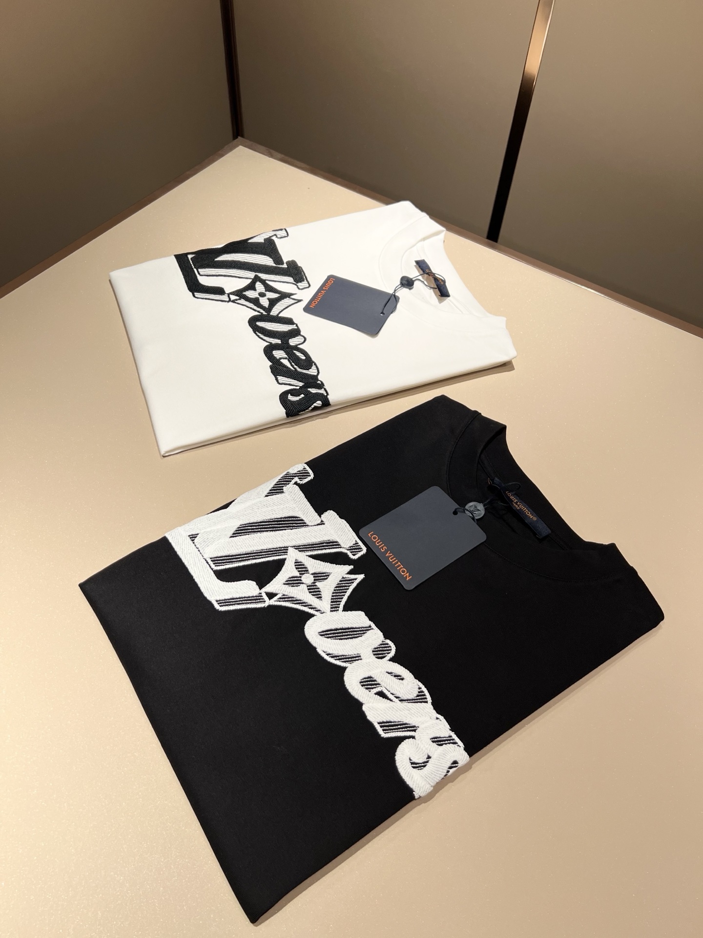   LouisVuitt*路易*登 2025春夏全新系列单品上线，非常时髦前卫的一款男女同款短袖T恤，标