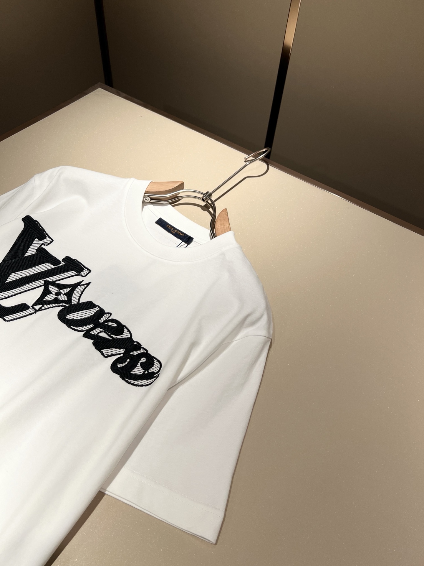   LouisVuitt*路易*登 2025春夏全新系列单品上线，非常时髦前卫的一款男女同款短袖T恤，标