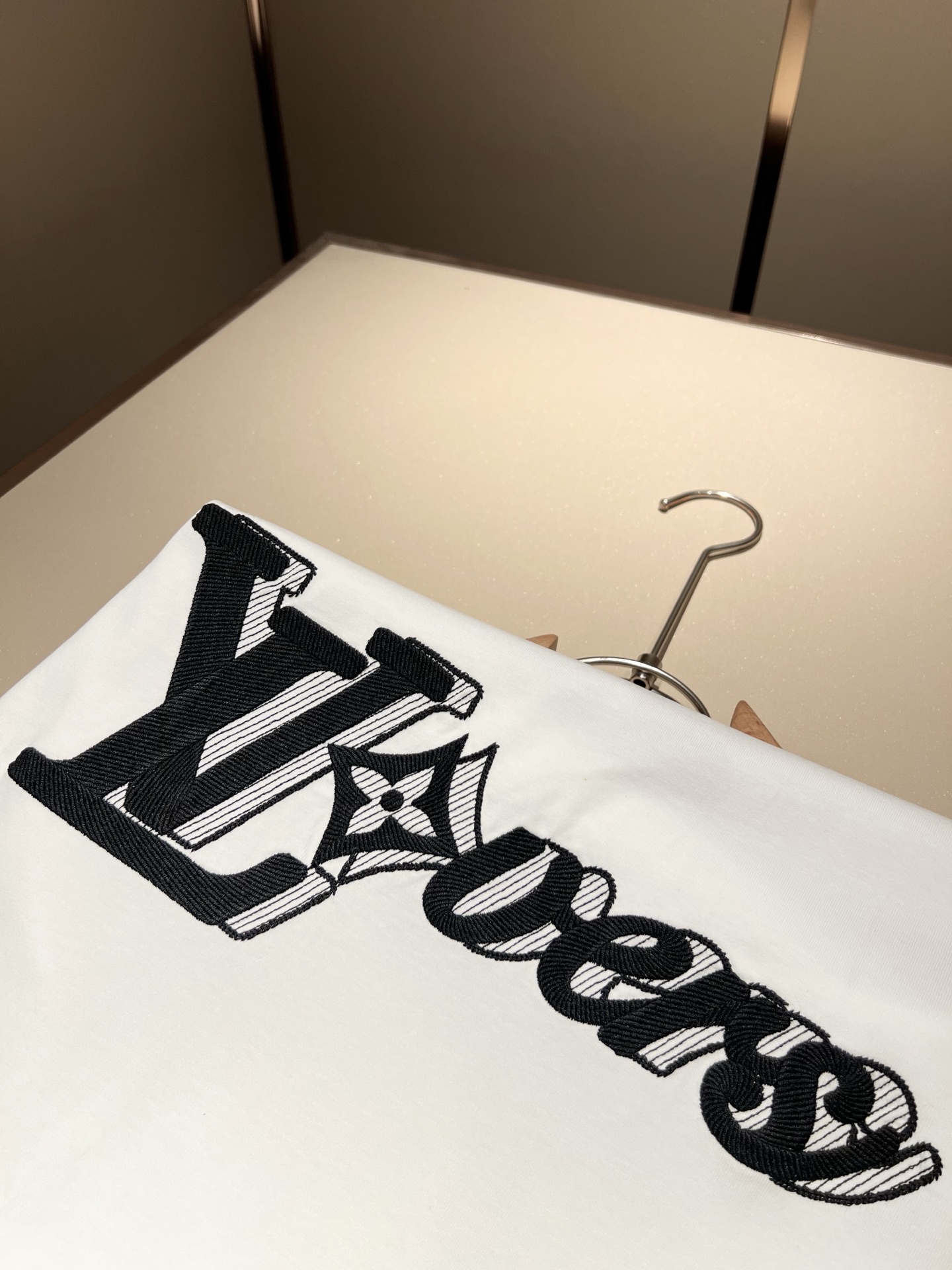   LouisVuitt*路易*登 2025春夏全新系列单品上线，非常时髦前卫的一款男女同款短袖T恤，标