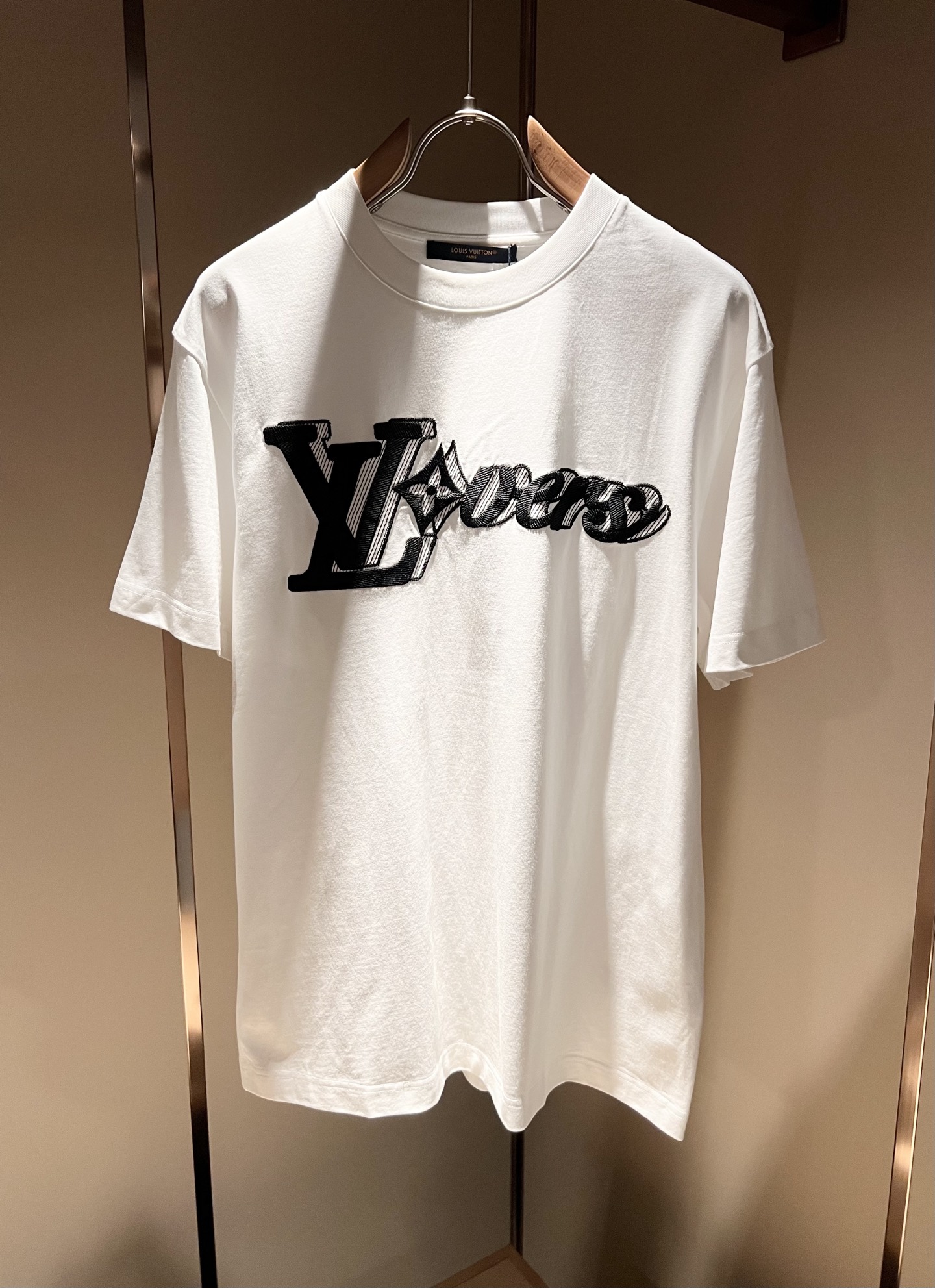   LouisVuitt*路易*登 2025春夏全新系列单品上线，非常时髦前卫的一款男女同款短袖T恤，标