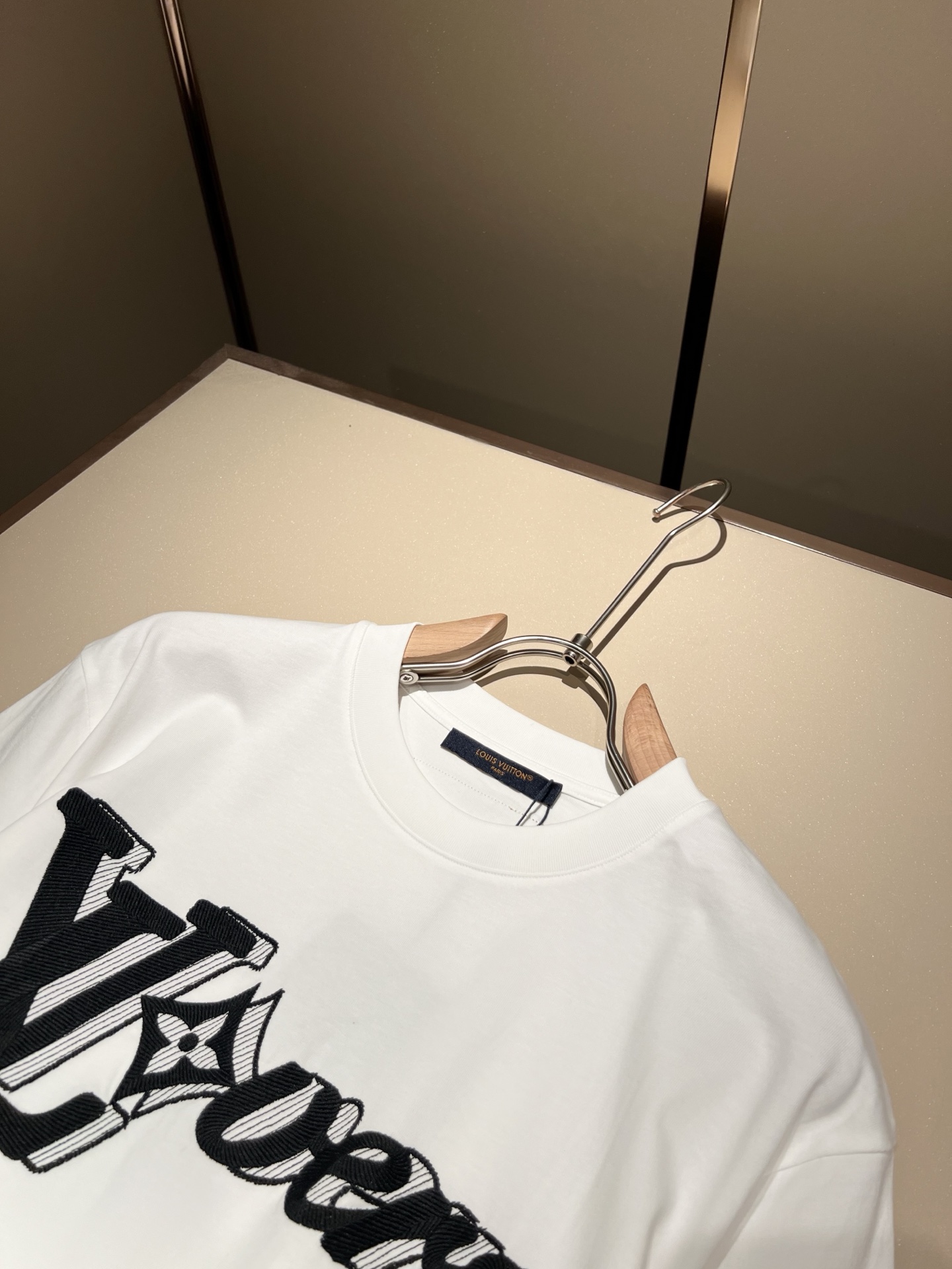   LouisVuitt*路易*登 2025春夏全新系列单品上线，非常时髦前卫的一款男女同款短袖T恤，标