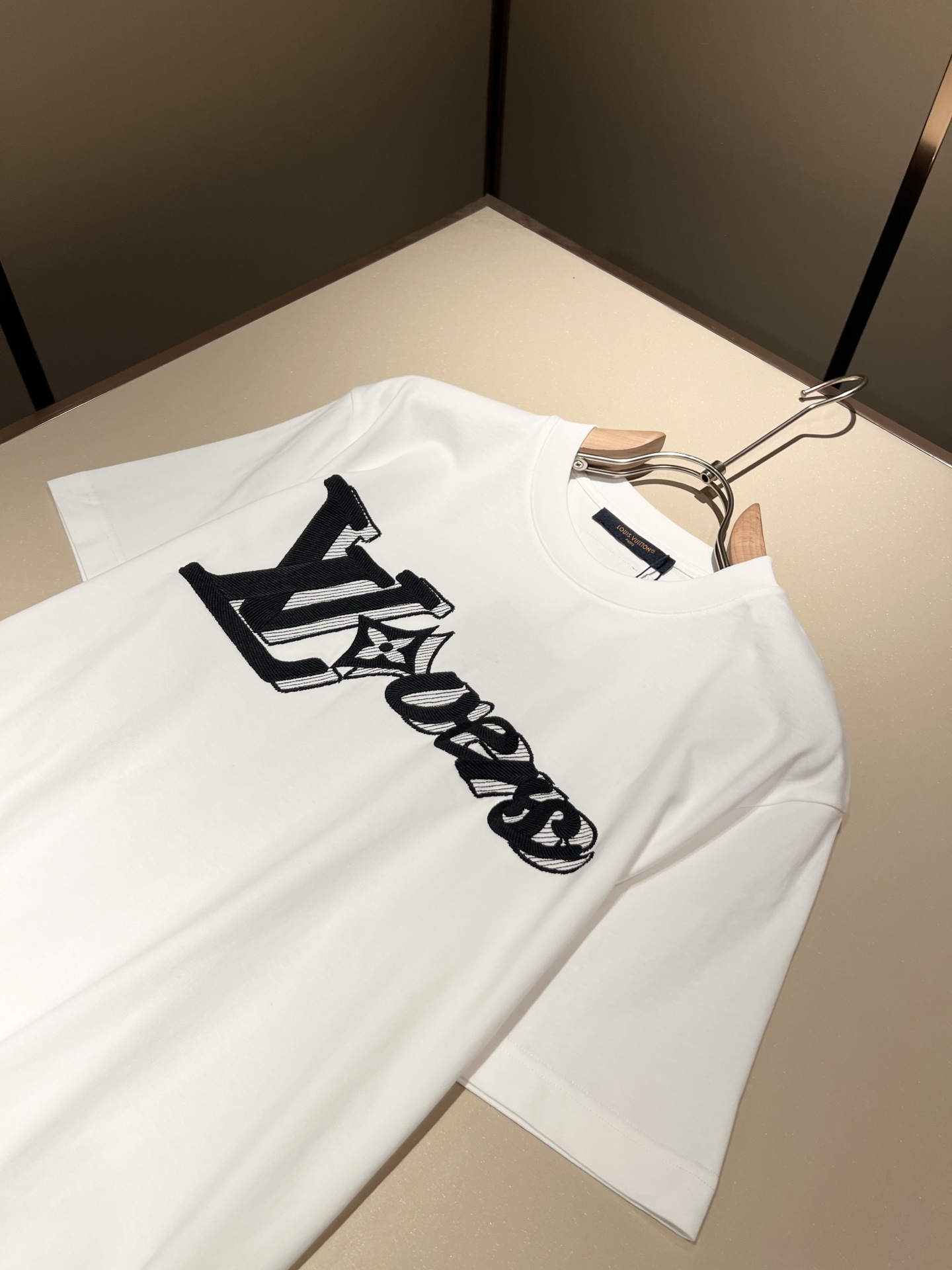   LouisVuitt*路易*登 2025春夏全新系列单品上线，非常时髦前卫的一款男女同款短袖T恤，标