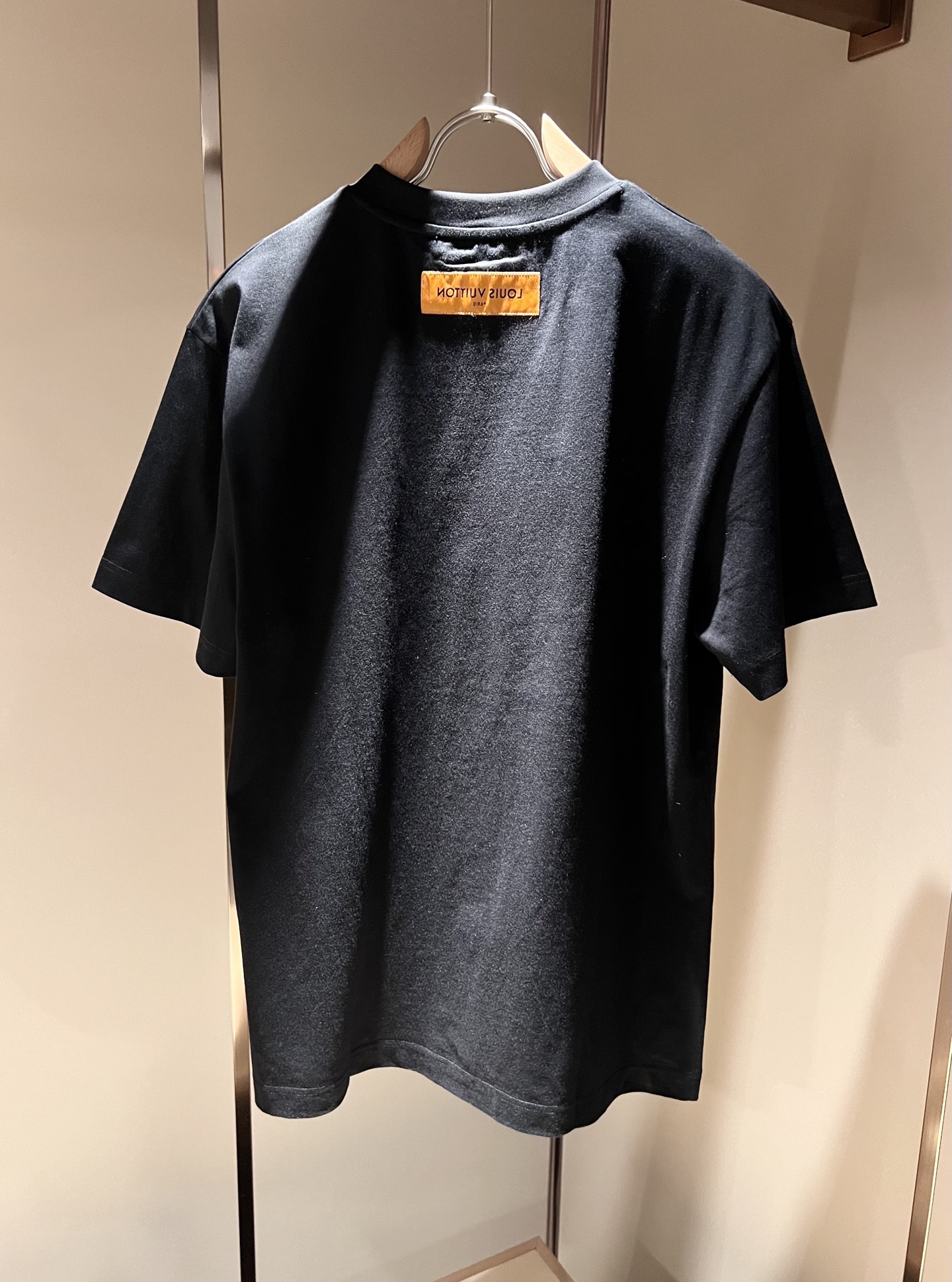   LouisVuitt*路易*登 2025春夏全新系列单品上线，非常时髦前卫的一款男女同款短袖T恤，标