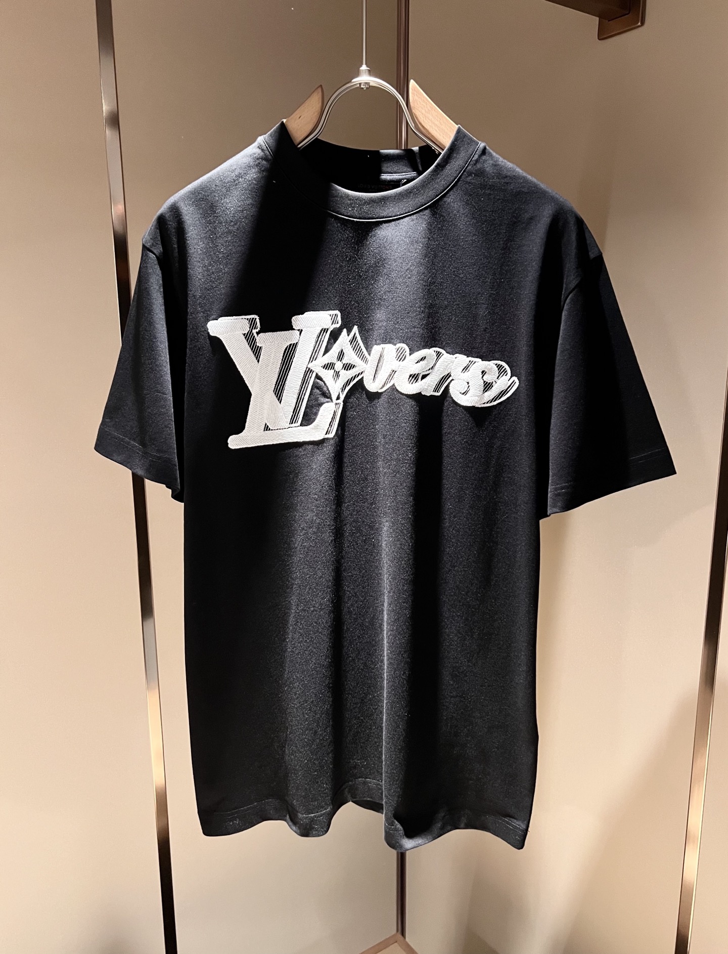   LouisVuitt*路易*登 2025春夏全新系列单品上线，非常时髦前卫的一款男女同款短袖T恤，标