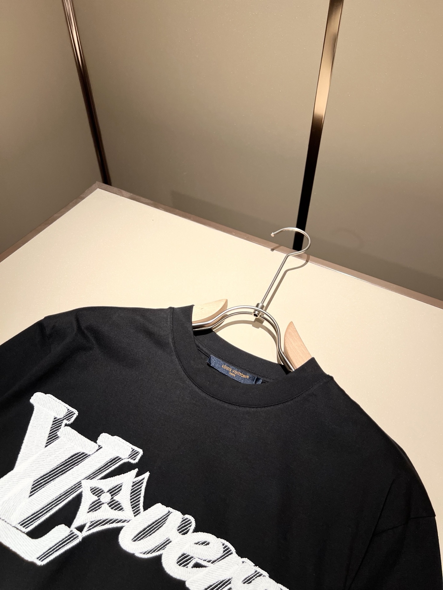   LouisVuitt*路易*登 2025春夏全新系列单品上线，非常时髦前卫的一款男女同款短袖T恤，标