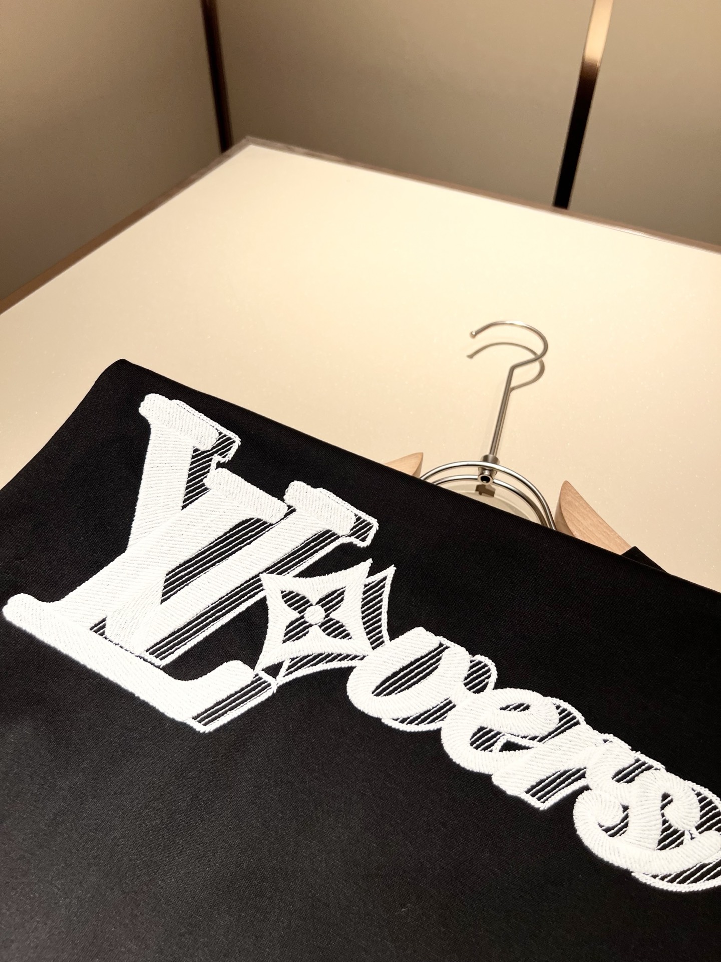   LouisVuitt*路易*登 2025春夏全新系列单品上线，非常时髦前卫的一款男女同款短袖T恤，标