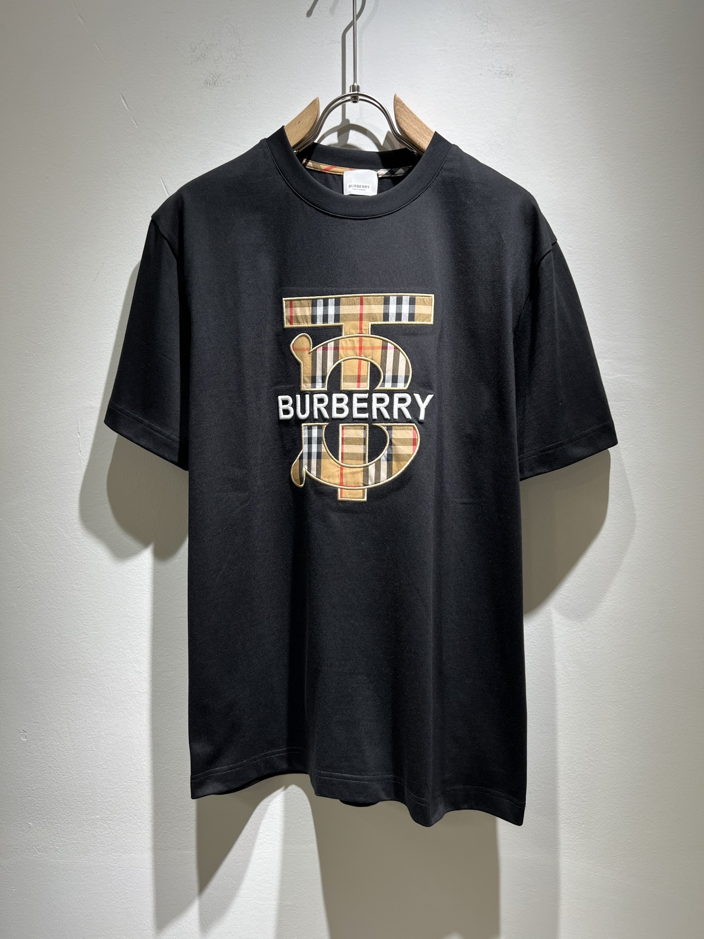 NO:134279,BURBER*Y Ba*li's new short-sleeved T-shirt in spring and summer 2025 is coming, and is made of a popular environmentally friendly pure cotton fabric recently. It is a high-end outdoor sports and leisure series, which is very popular in sports!  BUR's latest special material, embroidery logo pattern design!  Fabric is also called memory cloth, which refers to fabrics with morphological memory functions. It instantly kills all versions on the market. It can only be said that it is not a level at all. Whether it is material, detail restoration and craftsmanship, you are not afraid of any challenges. Just to contribute wonderful products to everyone. As always, it is consistent. A style that implements the core concept of BUR will be closely tied to fashion, always maintaining perfection, a simple but not simple design style perfectly meets the outfit you need in daily life. Size: S-2XL, burberry, T-shirt, tees, t-shirt, alexander wang19860909BURBER*Y巴*莉2025春夏新品短袖T恤,重磅来袭,最近比较火热的环保纯棉面料制作而成,高端户外运动休闲系列,非常火热运动风潮！BUR最新研发的特殊材质,衣身刺绣logo图案设计！面料也叫记忆布,是指具有形态记忆功能的面料,秒杀市面上一切版本,只能说根本就不是一个级别的存在,不管是材质还是细节还原度以及工艺制作方面,不惧任何挑战,只为给大家奉献绝妙产物一如既往,始终如一,贯彻了BUR核心理念的一个款式将与时尚紧紧的捆绑在一起,时刻保持完美,简约而不简单的的设计风格,完美的满足了你日常所需要的穿搭.尺码:S-2XL,,burberry,T-shirt,tees，t-shirt,alexander wang,Men's clothing