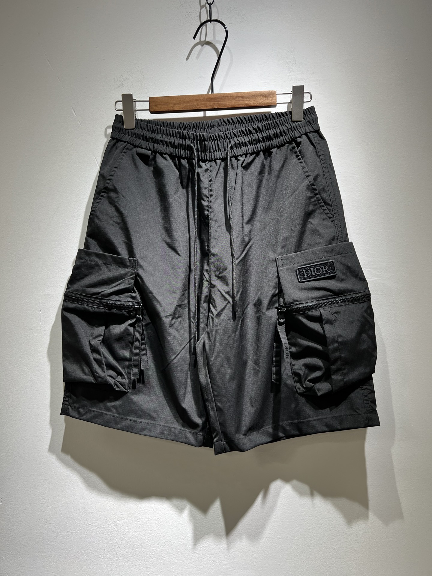 NO:134283,Dio*Di*Ao 2025 spring and summer new styles for men and women, casual workwear sports shorts for men and women, the same style for men and women!  Pants legs logo badge design!  Fashionable sports and casual shorts!  The fabric is made of imported polyester cotton!  Made of exclusive polyester fiber fabric, the fabric feels solid, warm, soft and soft, and it is very skin-friendly and comfortable to wear. It is the first choice for shorts in summer!  Manman brand logo products!  Integrate the avant-garde street atmosphere into this item, exuding a sense of vitality and youthful fashion!  Casual short pants cut out, easy to control for both men and women!  Recommended treasures that are hard to come by, don’t miss them if you like them!  Size M-2XL, dior, shorts, alexander wang19860909Dio*迪*奥 2025春夏新款男女同款休闲工装运动短裤,男女同款！裤腿logo徽章设计！时尚运动休闲短裤！面料采用进口聚酯棉材质！专属聚酯纤维面料制作而成,面料手感瓷实温厚软糯,贴身穿着非常的亲肤舒适,夏天里的短裤首选！满满品牌标志产品！将前卫的街头气息融入进这款单品之中,散发着满满的活力与青春时尚感！休闲的短款裤装版型裁剪,无论男女皆可轻松驾驭！可遇不可求的宝藏好物推荐,喜欢的千万不要错过！尺码M-2XL,,dior,shorts,alexander wang,Men's clothing