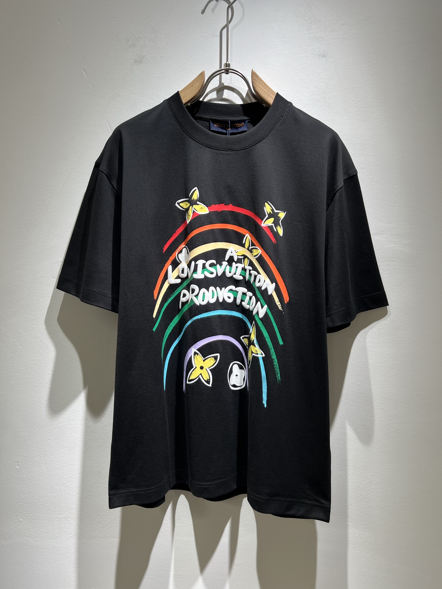 NO:134276,LouisVuitt*Louis*Deng The new series of spring and summer 2025 products are launched, a very fashionable and avant-garde short-sleeved T-shirt for men and women, with logo pattern velvet modification!  Different from the past, it declares the design concept that has been passed down for many years in the brand!  Its eye-catchingness is no less than any classic style, perfectly presenting the fashionable, high-end and luxurious feeling in front of the world!  Made of imported 280 grams of cotton, selected high-quality pure cotton fabrics, soft and soft to the touch, the real thing is definitely beyond your imagination, close to the body and breathable, even if you sweat profusely, you will not feel greasy or stuffy, and will bring sweating and moisture absorption to the extreme!  Size M-3XL, louis vuitton,louis vuitton,t-shirt,tees,t-shirt,alexander wang19860909LouisVuitt*路易*登 2025春夏全新系列单品上线,非常时髦前卫的一款男女同款短袖T恤,标识logo图案压绒修饰！区别于以往的不同,宣示品牌传承多年的设计理念！其吸睛度完全不亚于任何经典款式,将时髦高级感与奢华感完美呈现在世人眼前！客供进口280克全棉材质制成,精选优质纯棉面料,触感软糯亲肤细腻,实物到手绝对超乎你的想象,贴身无比舒适透气,即便是汗流浃背也不会有腻身及闷热感可言,将排汗吸湿性发挥到了极致！尺码M-3XL,,louis vuitton,louis vuitton,T-shirt,tees，t-shirt,alexander wang,Men's clothing