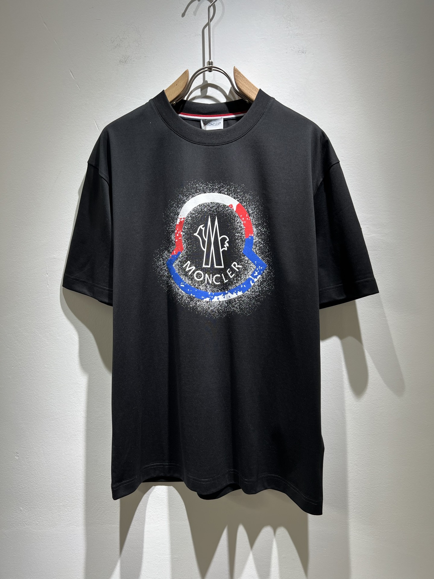 NO:134289,Moncler Mengjia 2025 Spring and Summer Latest Men and Women's Same Trade Order Short-sleeved T-shirt, Full Quality!  !  Internet celebrity style!  Designed with logo pattern!  The upper body is comfortable and breathable, not stiff, and the overall three-dimensional feeling is rich. Quality export orders, customized exclusive pure cotton fabric tailoring to meet the simple needs of commuters for dressing. The upper body is very effective, it looks slim and not picky about the figure. The fabric workmanship... Improper, only good craftsmanship can make you feel good and tasteful, a must-have item for everyone!  Size M-3XL, christian louboutin, T-shirt,tees, t-shirt,alexander wang19860909Moncler蒙家 2025春夏最新男女同款贸易订单短袖T恤,全品相！！网红款！采用logo图案印花设计！上身舒适透气,不僵硬,整体有着丰富的立体感,品质出口订单,定制专属纯棉面料剪裁,满足通勤人们对于着装的简约需求,上身效果很好,显瘦,不挑剔身材.面料做工....无可挑剔,好工艺好面料才能穿出好品味一款,人手必备单品！尺码M-3XL,,christian louboutin,T-shirt,tees，t-shirt,alexander wang,Men's clothing