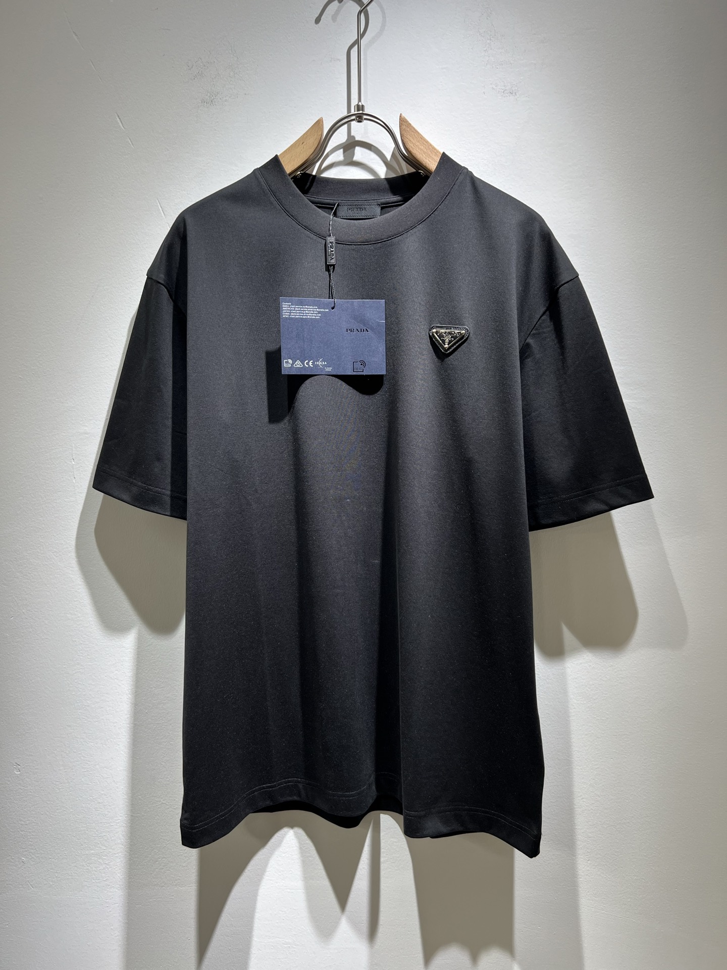 NO:134261,PRAD*A Pu*da 2025 spring and summer new short-sleeved T-shirt for men and women, the latest model is exclusively available on the entire network!  !  ~ It is classic and fashionable and versatile, who doesn’t like it? It will show the classic again. It is very pleasing to the eye and comes with a low luxury halo and recognition!  Pr*da's traditional brand concept and modern advanced technology are perfectly combined. Coupled with the extremely modern and simple design, P-family exclusive logo pattern printing design!  Customized 100% imported pure cotton fabric!  The texture of this model is quite touching, the specifications and grades are known with tentacles. The degree of delicateness and breathability are top-notch!  Size M-3XL, prada, T-shirt,tees, t-shirt,alexander wang19860909PRAD*A普*达2025春夏新款男女同款短袖T恤,最新款全网独家首上！！~既经典有时尚百搭,谁不爱啊,将经典再次展现,非常的耐看,自带低奢光环与辨识度！Pr*da传统的品牌理念和现代化的先进技术进行了完美结合.加上极其现代摩登风范的简约设计,p家专属logo图案印花设计！定制百分百进口纯棉面料！此款的质感相当感人 触手便知规格档次 细腻程度与透气效果堪称顶级！尺码M-3XL,,prada,T-shirt,tees，t-shirt,alexander wang,Men's clothing