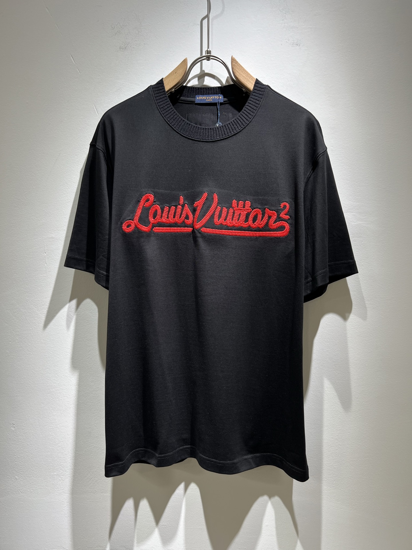 NO:134267,LouisVuitt*Louis*Deng The new series of spring and summer 2025 products are launched, a very fashionable and avant-garde short-sleeved T-shirt for men and women, with logo embroidery embroidery decoration!  Different from the past, it declares the design concept that has been passed down for many years in the brand!  Its eye-catchingness is no less than any classic style, perfectly presenting the fashionable, high-end and luxurious feeling in front of the world!  Made of imported 280 grams of cotton, selected high-quality pure cotton fabrics, soft and soft to the touch, the real thing is definitely beyond your imagination, close to the body and breathable, even if you sweat profusely, you will not feel greasy or stuffy, and will bring sweating and moisture absorption to the extreme!  Size M-3XL, louis vuitton,louis vuitton,t-shirt,tees,t-shirt,alexander wang19860909LouisVuitt*路易*登 2025春夏全新系列单品上线,非常时髦前卫的一款男女同款短袖T恤,标识logo图案刺绣修饰！区别于以往的不同,宣示品牌传承多年的设计理念！其吸睛度完全不亚于任何经典款式,将时髦高级感与奢华感完美呈现在世人眼前！客供进口280克全棉材质制成,精选优质纯棉面料,触感软糯亲肤细腻,实物到手绝对超乎你的想象,贴身无比舒适透气,即便是汗流浃背也不会有腻身及闷热感可言,将排汗吸湿性发挥到了极致！尺码M-3XL,,louis vuitton,louis vuitton,T-shirt,tees，t-shirt,alexander wang,Men's clothing