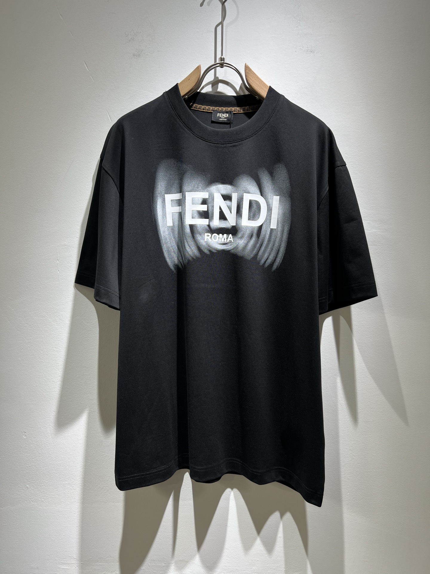 NO:134291,FEN*I FEN*Di's new spring and summer 2025 FD family FF men and women short-sleeved T-shirt, versatile and minimalist short-sleeved shirts for men and women. Original Italian orders, popular FD family items, simple and pure colors. The FD family's enduring iconic products, high-quality products with full representation and full specifications, and high-quality products that all FD fans are worth buying!  Pure Yidian channel orders, high-end and popular products from the FD family, very popular items at the moment, and iconic letter logo pattern velvet modification!  High-end goods worth keeping and giving away to others!  It is trendy and beautiful, with a full sense of trendy atmosphere, and has a very high level and specifications. It uses a very classic black and white color combination, giving people a strong visual impact and has a very high recognition. It is top-quality exclusive pure cotton fabric, created with a soft, delicate and comfortable touch, and has a very high-end and classy appearance!  Perfectly interprets the charm of the brand and leaves a deep impression. It is more fashionable and charming. It has simple, elegant and fashionable upper body, and is even more stressful for outfits!  The inner wear alone is very delicious and beautiful scenery that cannot be ignored!  Size M-3XL, fendi,dior,T-shirt,tees,t-shirt,alexander wang19860909FEN*I 芬*迪2025春夏新款FD家族FF男女同款短袖T恤,男女同款百搭极简短袖.意大利原厂订单,FD家族人气单品,简约纯色系打造.FD家族经久不衰的标志性臻品,代表性十足,规格感十足的精品,所有FD粉丝都值得抢购的精品！纯正意代渠道订单,FD家族的高奢人气爆款产物,当下十分火爆的单品,标志性字母logo图案压绒修饰！值得自留和送人的高端货！新潮又好看,潮流气息感十足,档次规格感极高,并且采用十分经典的的黑白双色搭配,给人的视觉冲击感相当强烈,有着极高的辨识度,顶级专属纯棉面料,打造,触感柔软细腻舒适,品相相当高级有档次！完美诠释品牌魅力,给人留下深刻印象.更具时尚与韵味,上身简约大方时尚,对于穿搭更是毫无压力！单穿内搭都极有味道,不可忽视的靓丽风景线！ 尺码M-3XL,,fendi,dior,T-shirt,tees，t-shirt,alexander wang,Men's clothing