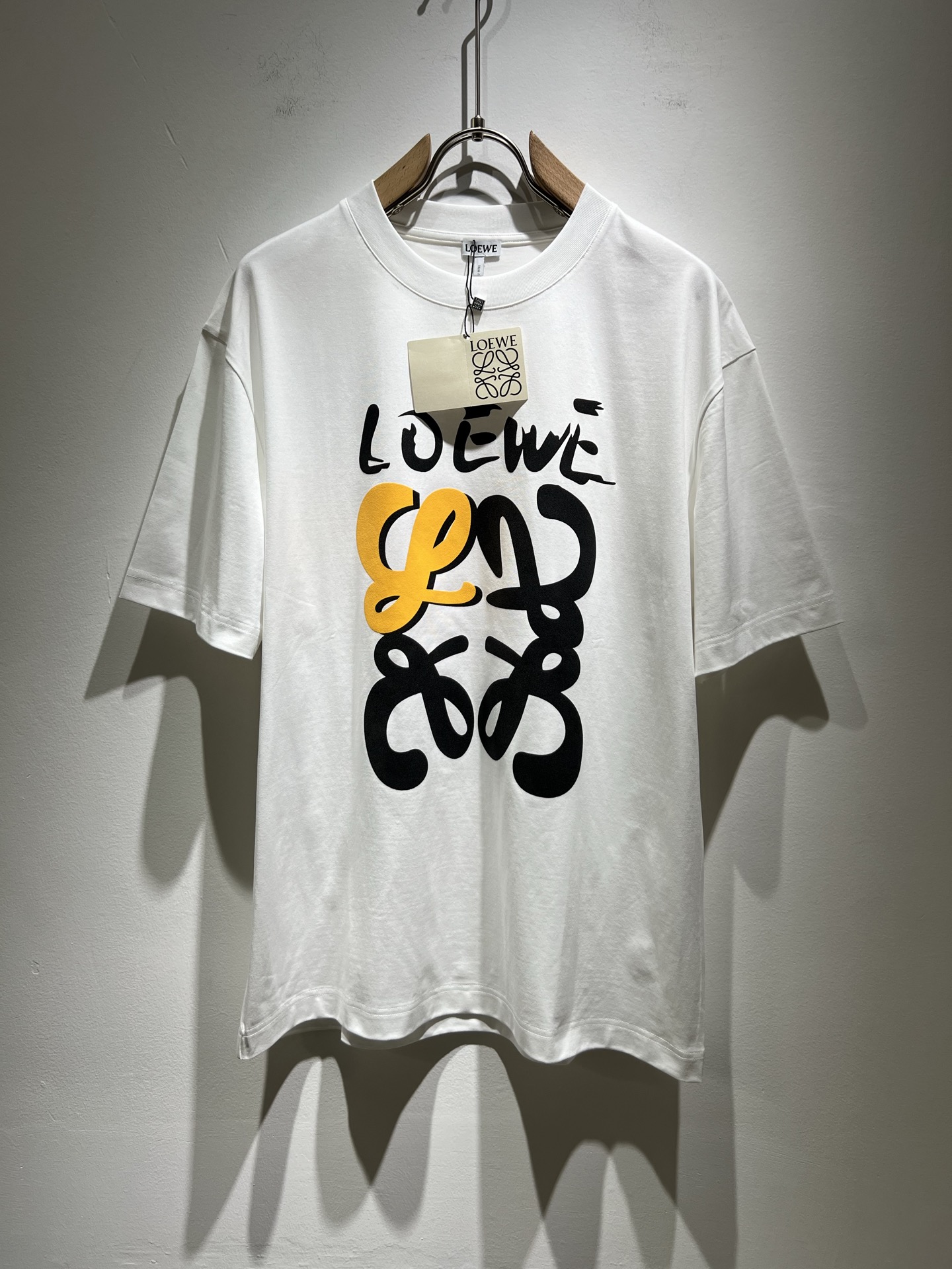 NO:134282,LOE*WE Luo*We 2025 spring and summer new short-sleeved T-shirt for men and women, original Italian order channel, very personalized and high-end style, logo logo pattern printing craft design!  Couple pure cotton short-sleeved T-shirt!  !  The latest fashion trends and popular products are here, and it is another simple and high-end fashion item. It is a fashion product with very high-end outfit charm. It is a must-have item for fashion trends!  Original Italian manufacturer channels, special-level orders, and released at the same time as Hong Kong, Macao and Taiwan buyers. This model is also the latest popular product of Luo Yiweijia this year and the most classic product. Its specifications and grades are beyond doubt!  !  The choice is very diverse, and it can be said that this model naturally has a fresh and natural feeling, showing the brand charm and high-end feeling. The texture of this model is very good, and the heavy weight and brilliant skin-friendliness that can be seen with hands are even better, and it is a complete enjoyment of wearing!  !  Size: M-3XL, loewe, loewe, T-shirt,tees, t-shirt,alexander wang19860909LOE*WE罗*威 2025春夏新款男女同款短袖T恤,意大利原厂订单渠道,极具个性高级风,标志logo图案印花工艺设计！情侣款纯棉短袖T恤！！最新时尚潮流人气产物驾到,又是一款简约高级的时尚单品,穿搭魅力十分高级不俗的时尚产物 ,时尚潮流必备单品！意大利原厂渠道,特供级别订单,同步港澳台买手店发布,此款也是罗意威家今年的最新人气产物,也是最经典的产物,其规格跟档次更是毋庸置疑！！ 选择极具多样化,言而喻此款自然具备那种清新自然的感觉,彰显品牌魅力与高级感,此款的质感十分的到位,用手可以感知的重磅跟出彩亲肤程度更是上佳,十足的穿着享受！！尺码: M-3XL,,loewe,loewe,T-shirt,tees，t-shirt,alexander wang,Men's clothing