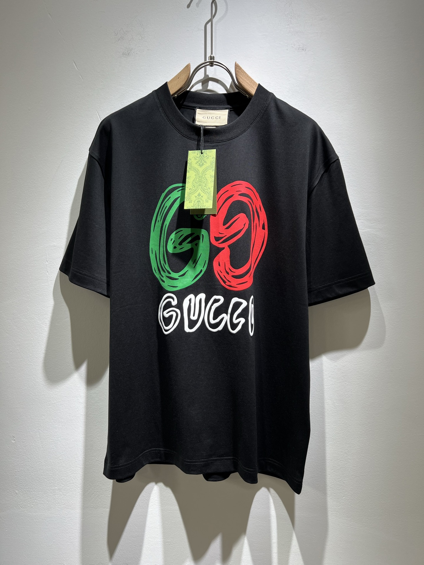 NO:134284,Gucc* Gujia 2025 spring and summer new style for men and women couples casual loose cotton round neck short-sleeved T-shirt!  Trading companies have sparse channels and are released on the official website at the same time!  The latest series of spring and summer 2025, classic fashion design elements, injecting full vitality into the new series. This T-shirt is carefully selected for customers to use imported cotton fabrics. The fabric feels skin-friendly and soft and delicate, and the body logo is velvet-pressed!  It has an extremely comfortable and breathable wearing experience. The whole item is very eye-catching and fashionable, and is deeply loved by young people today!  The loose round neck cut is a neutral style regardless of age and gender, suitable for matching all the styles and looks you need in your daily life!  It is recommended to wear couple outfits to go out on the street to make it more pleasing to the eye!  Size M-3XL, gucci, gucci, T-shirt, tees, t-shirt, alexander wang19860909Gucc*古家 2025春夏新款男女同情侣款休闲宽松棉质圆领短袖T恤衫！贸易公司渠道稀出,同步官网发售 ！ 2025春夏最新系列,经典时尚设计元素,为全新系列注入满满活力,这款T恤衫用心甄选客供进口棉面料制成,面料手感亲肤柔软细腻,衣身logo压绒设计！拥有着无比舒适透气性的穿着体验,整件单品极具吸睛度与时尚感,深受当下年轻人的喜爱！基础宽松的圆领版型裁剪,不分年龄与性别的中性款式,适合搭配你日常所需的所有风格与造型！建议搭配情侣装出街会更为养眼出色！尺码M-3XL,,gucci,gucci,T-shirt,tees，t-shirt,alexander wang,Men's clothing