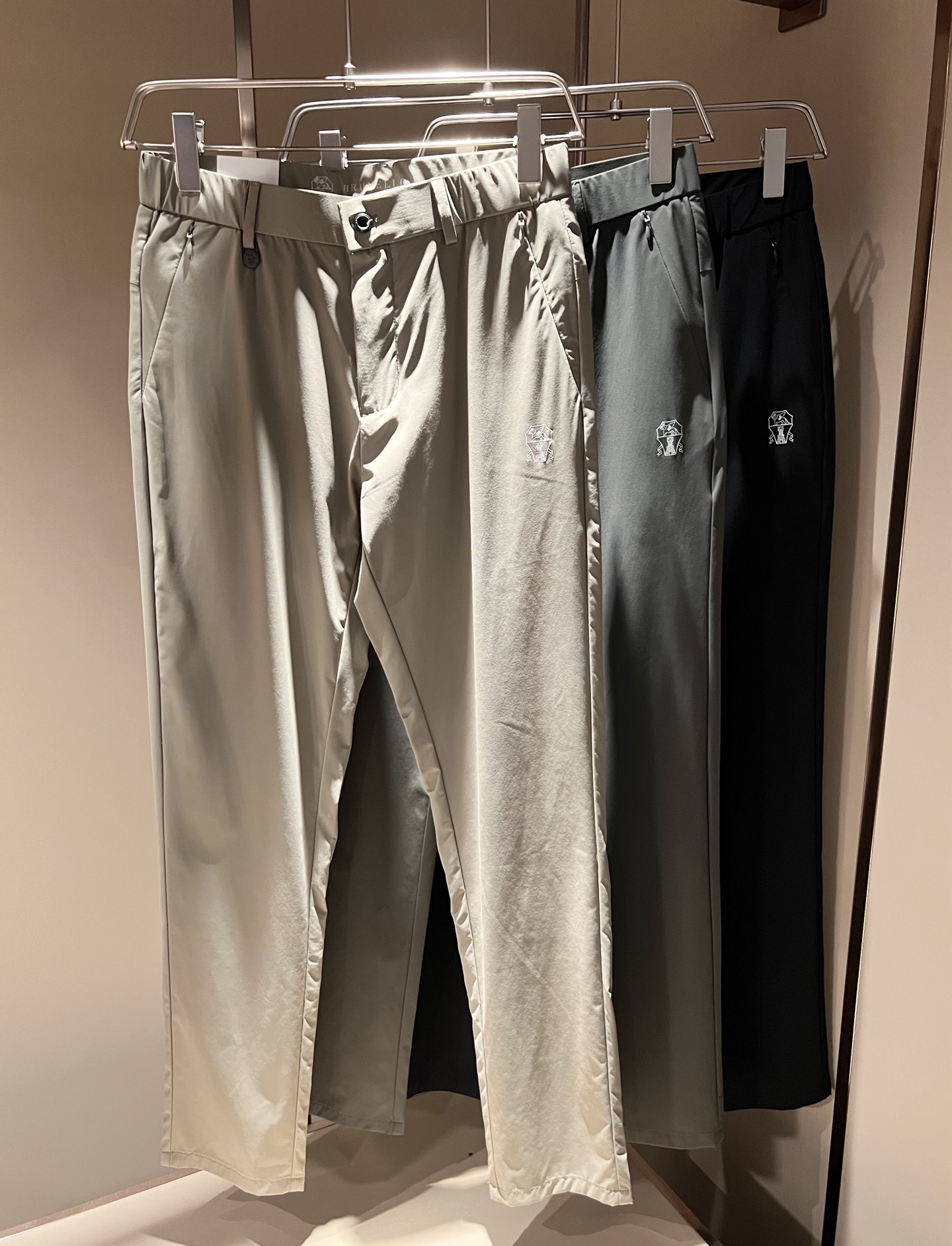 NO:134250,BC-Brunello Cucineli 2025 spring and summer new men's fashion high-end casual pants, Hong Kong foreign business channel products, original Japanese products, pure blood quality, perfectly continues the essence and genes of BC. From the main fabric to the detailed craftsmanship, all show the ingenuity of quality, use multiple brand elements to interpret, and choose expensive materials to build a leather logo design!  Identity manifestation that belongs to the soul!  Customers supply high-end imported elastic spandex fabrics, very high-end and fashionable detailed craftsmanship, red ear cloth is completed by a specific antique loom, this element represents a very worthy of careful taste and pleasant experience!  In terms of matching, it is invincible and explains the versatility in place, with ingenious details and exquisite accessories. The auxiliary materials are all provided by foreign merchants. They are tailored and slim, and the upper body is lifted with an excellent effect. They are a styling item that is hard to come by!  Size 30-40, brunello cucinelli,alexander wang19860909BC-Brunello Cucineli 2025春夏新品男士时装款高端休闲裤,香港洋行渠道货,日本原厂出品,纯血统品质,完美延续了BC 的精髓与基因,从主体面料到细节工艺,无不彰显出品质的匠心所在,运用多个品牌元素标识来诠释,选取矜贵的材质构建皮革logo设计！属于灵魂式的身份彰显！客供高级进口弹力氨纶面料,非常高级且时髦的细节工艺,赤耳布是由特定古董织布机完成,此元素代表非常值得细品悦人！在搭配上所向无敌,把百搭阐释到位,细节匠心考究,辅料皆为外商客供,剪裁合体修身,上身提臀效果绝佳,可遇而不可求的造型单品！尺码30-40,,brunello cucinelli,alexander wang,Men's clothing