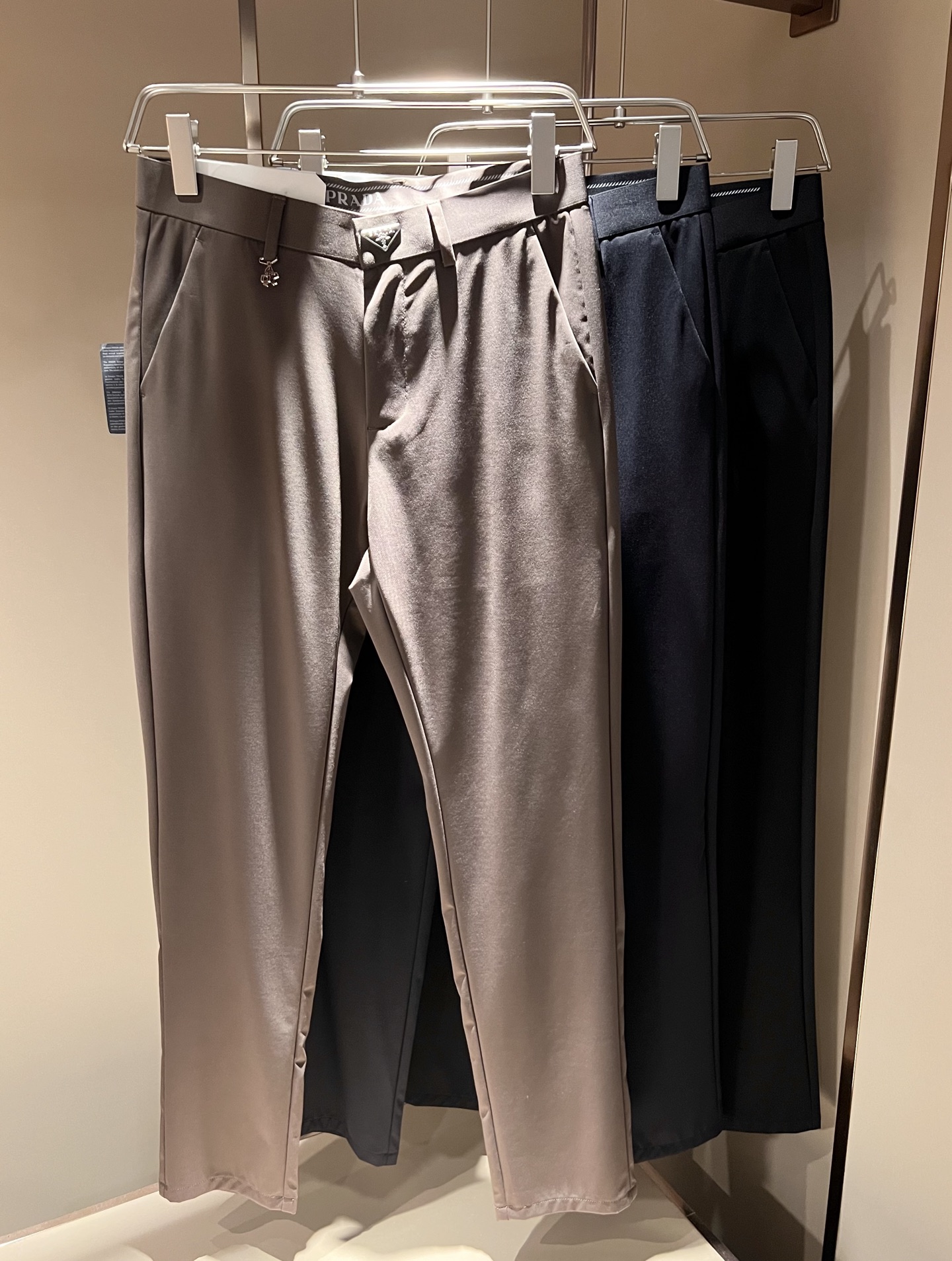 NO:134246,PRA*DA 2025 spring and summer new stretch cotton blended spandex versatile trousers, classic business casual basic trousers for men!  Trading companies have sparse channels and are on sale on the leading official website!  A pair of pants with both design value and practical wearability are both online, taking into account the sense of fashion, and it is undoubtedly the best item for P this year!  The fabric is wrinkle-resistant and light and easy to handle, with a thin, silky and delicate feel, and has excellent breathable, moisture-absorbing and quick-drying performance. The upper body has its own cooling effect. It is definitely the best choice in a summer wardrobe. Getting the real thing will definitely give you the desire to buy back!  The basic suit pants style and the right cutting process are excellent inclusive for the body. They can well modify the leg shape and visually make your legs look longer and straighter, adding a lot to your appearance and aura! 客供定制YKK金属拉链,定制原版logo五金辅料修饰！  The iconic classic marking hardware badge patches on the back are self-evident, and the recognition and luxury are self-evident, and the sense of identity is low-key!  A summer pants with its own 