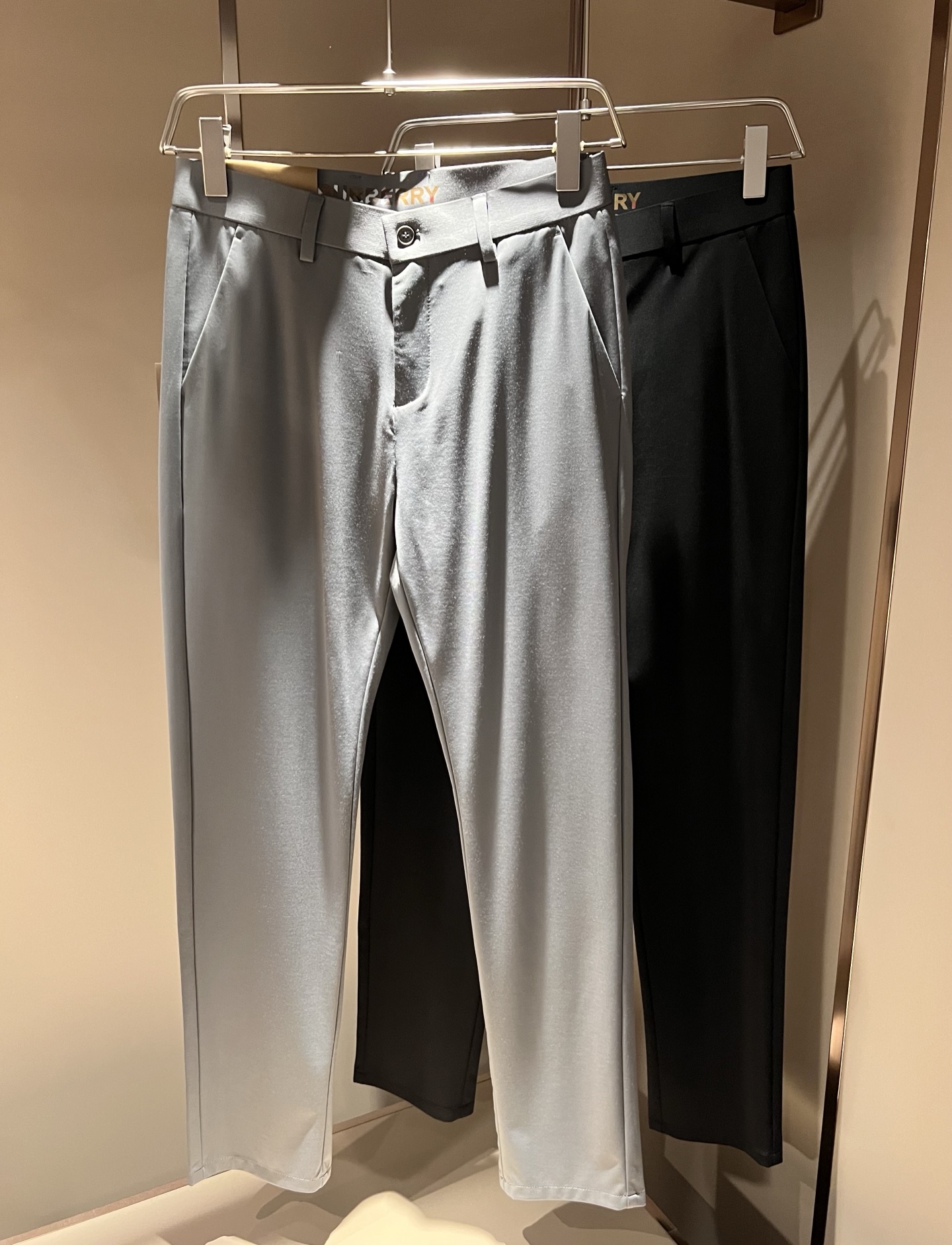 NO:134248,BURBER*Y Ba*li 2025 spring and summer men's casual trousers, classic basic men's straight-leg pants, simple solid color and versatile hardware logo accessories, classic inner British style strips wrapped around, obvious iconic, a must-have for wardrobe, on sale, full quality foreign trade orders. It has a strong British style. It has long been synonymous with luxury, quality, innovation and eternal classics. Its windbreaker is famous all over the world as a brand logo. It has a traditional British design style, with unique fabrics and elegant style. The drastic transformation design forms a continuous totem print, and the simple font replaces the classic knight logo, completely subverting the original style.  The counter model show series is very fashionable, a simple, refreshing, fashionable and versatile casual style. They are all super stylish, and it is the dazzling dark horse this season and the most appropriate color. Size 30-40 37 39, burberry, alexander wang19860909BURBER*Y巴*莉 2025春夏男士休闲西裤,男士经典基础款小直筒裤 简洁纯色百搭款五金logo辅料配合 经典内里英伦风条包边,标志性明显,衣橱必备,专柜在售,全品相外贸订单.是具有浓厚英伦风格.长久以来成为奢华、品质、创新以及永恒经典的代名词,旗下的风衣作为品牌标识享誉全球.带有一股英国传统的设计风格,独特的布料、大方优雅为主.大刀阔斧的转型设计,组成连续图腾印花,简约的字体取代了经典的骑士标志,彻头彻尾地颠覆了原始风格. 专柜模特走秀系列,非常时尚一款简单清爽时尚百搭休闲款,都超级有型,更是本季让人眼前一亮的黑马,也是最应景的色彩,尺码30-40 37 39,,burberry,alexander wang,Men's clothing