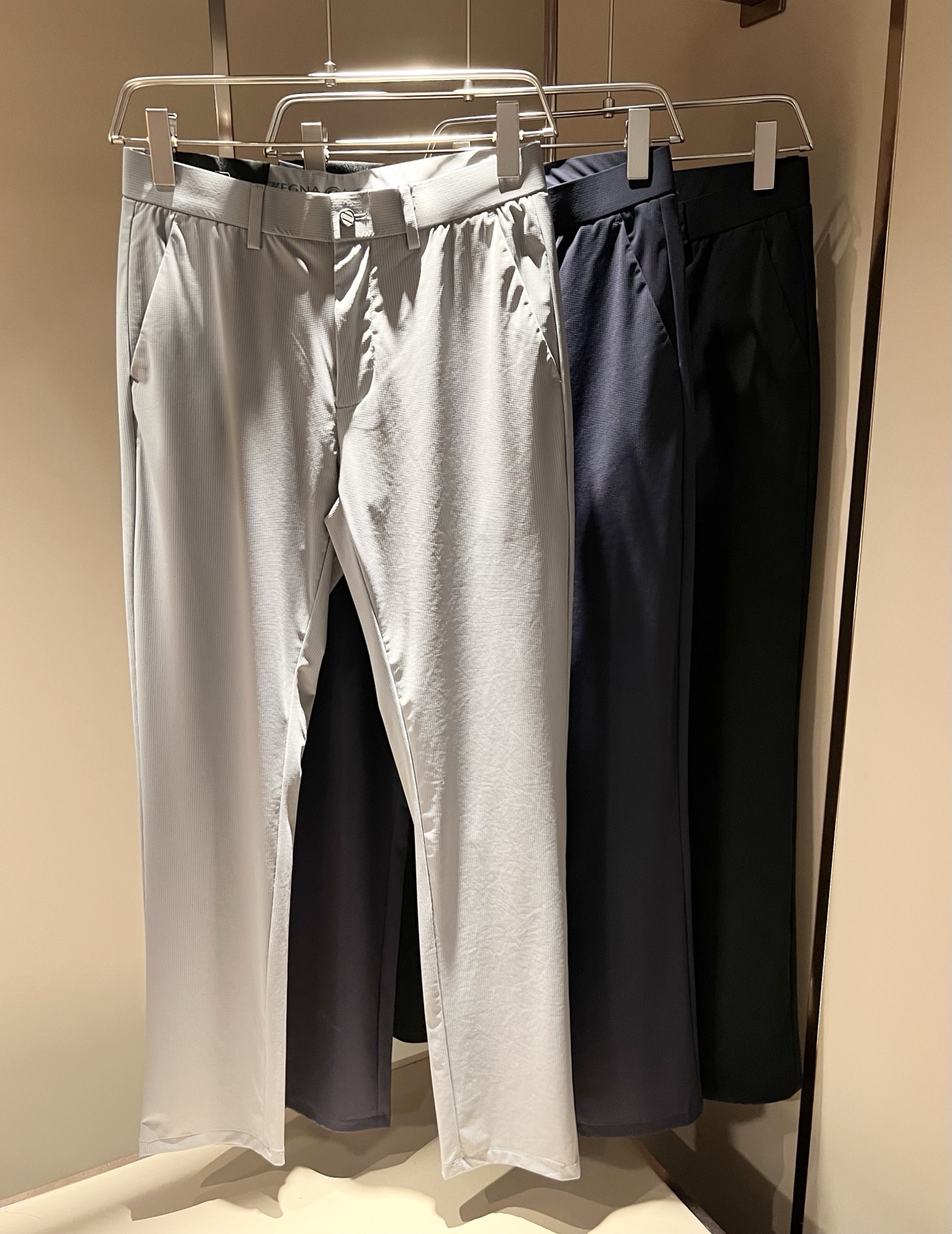 NO:134242,Ermenegildo Zeg*aJia 2025 spring and summer new men's casual trousers, the finale of the channel goods have appeared!  !  Sold simultaneously at the counter!  It is no exaggeration to say that this trouser is made from the original OEM channel, not a bragging original OEM, but is a product from the domestic ready-to-wear OEM factory officially authorized by Jenia!  Therefore, the ratio of quantity and size is extremely short, so you can earn it if you grab it!  The best pants in spring and summer are officially unveiled!  !  !  !  !  !  Zegna's things have always been one of the only essential outfits for successful business people!  Not everyone can easily surpass the brand's high-end style and its own strong aura. No matter which season the style is, it is a standard temperament!  However, the fabric style is between business and casual and daily wear, and customizes original hardware logo accessories!  Only Jenya, who can design a pair of trousers so well-suited to the public, is the only one who focuses on men's clothing, business and casualness!  Whether you wear this style in a casual occasion or in a business occasion, you must wear it well and be able to wear it to your own taste!  Pants that give yourself unlimited points!  Size 30-4037 39, zegna,alexander wang19860909Ermenegildo Zeg*a杰*亚 2025春夏新款男士休闲西裤,压轴的渠道货出现了！！柜台同步销售！ 毫不夸张的说,此款裤装是原厂代工渠道的货,并不是吹牛的原厂代工,完全是由杰尼亚官方授权的国内成衣代工厂出来的产品！所以数量跟尺码配比都极度紧缺,抢到就是赚到！春夏最好的裤装正式揭幕！！！！！！Zegna的东西,从来都是成功商务人士的专属必备行头之一！品牌高级的格调以及自带强大的气场并不是所有人都能轻易凌驾的.无论哪季的款式都是都是气质标配！但是面料版型又介乎于商务休闲跟日常穿着之间,定制原版五金logo辅料配件！能将一款裤装设计到如此贴合大众穿着,也就只有专注于男装商务休闲的杰尼亚了！不论您是休闲场合穿搭,或者商务场合此款都能搭配的恰到好处要穿,就必须穿好的,能穿出属于自己品味的！给自己无限加分的裤子！尺码30-4037 39,,zegna,alexander wang,Men's clothing