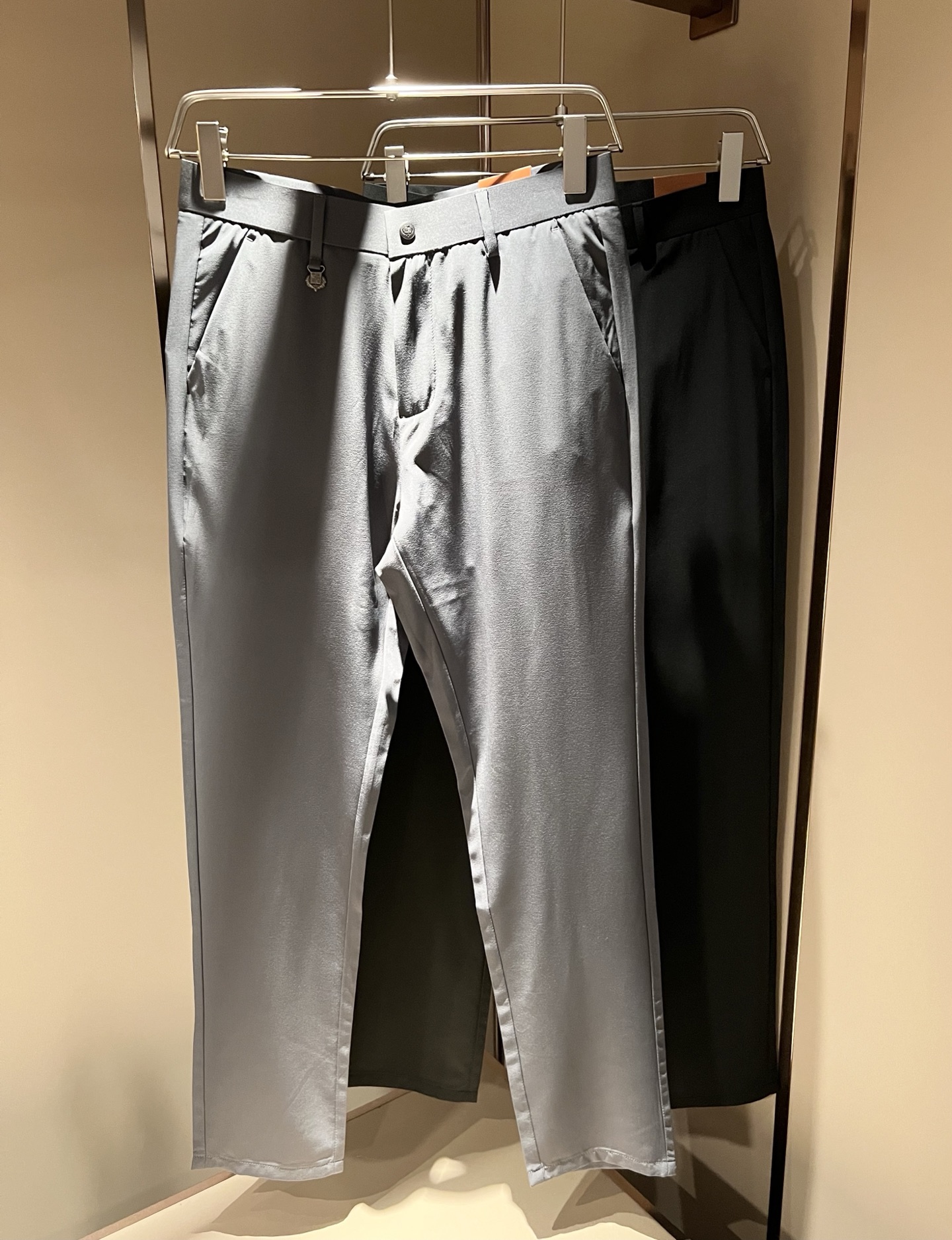 NO:134244,Loro Piana Nouyou Pianya 2025 spring and summer new men's fashion high-end casual pants, Hong Kong foreign business channel goods, original Japanese production, pure blood quality, perfectly continuing the essence and genes of LP home. From the main fabric to the detailed craftsmanship, all show the ingenuity of quality, using multiple brand elements to interpret, logo hardware design!  Identity manifestation that belongs to the soul!  Customer-supplied high-end imported elastic spandex fabric, very high-end and fashionable detailed craftsmanship, red ear cloth is completed by a specific antique loom. This element represents the identity and rank of the trousers, which is very worthy of savoring!  In terms of matching, it is invincible and explains the versatility in place, with ingenious details and exquisite accessories. The auxiliary materials are all provided by foreign merchants. They are tailored and slim, and the upper body is lifted with an excellent effect. They are a styling item that is hard to come by!  Size 30-40 37 39, loro piana, loro piana, alexander wang19860909Loro Piana诺悠翩雅 2025春夏新品男士时装款高端休闲裤,香港洋行渠道货,日本原厂出品,纯血统品质,完美延续了LP家的精髓与基因,从主体面料到细节工艺,无不彰显出品质的匠心所在,运用多个品牌元素标识来诠释,标志logo五金设计！属于灵魂式的身份彰显！客供高级进口弹力氨纶面料,非常高级且时髦的细节工艺,赤耳布是由特定古董织布机完成,此元素代表着西裤的身份及段位,非常值得细品悦人！在搭配上所向无敌,把百搭阐释到位,细节匠心考究,辅料皆为外商客供,剪裁合体修身,上身提臀效果绝佳,可遇而不可求的造型单品！尺码30-40 37 39,,loro piana,loro piana,alexander wang,Men's clothing