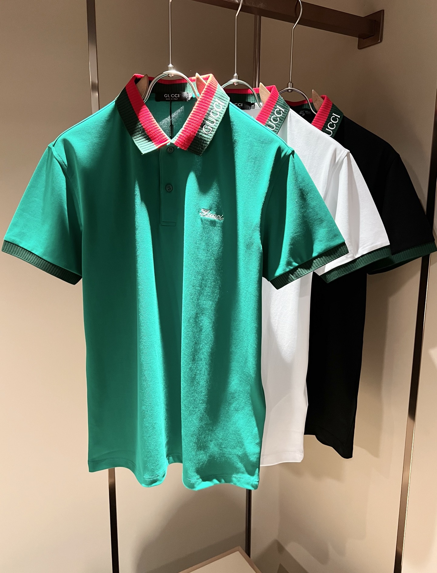 NO:134263,GUC*I Gujia's new short-sleeved Polo shirt in spring and summer 2025 has been sold on the trading company's channels and is released simultaneously on the official website!  G family spring and summer series couples are launched, chest embroidery logo design!  The fabric is breathable and has a certain sense of self-weight. Customized original imported top-grade bead floor cotton fabric!  It is breathable and comfortable to wear with close body, beautiful colors, eye-catching and fashionable. The unique patterns can definitely make you outstanding among the crowd!  The upper body effect is age-reducing and versatile. It can easily get daily casual outfits for both men and women!  Size M-3XL, gucci, gucci, gucci, T-shirt, alexander wang19860909GUC*I 古家2025春夏新款短袖Polo衫,贸易公司渠道稀出,同步官网发售！G家春夏系列情侣上线,胸前刺绣logo设计！面料透气有一定的自重感,定制原版进口顶级珠地棉面料！贴身穿着透气亲肤舒适,色彩靓丽、吸睛时髦度爆棚,与众不同的图案绝对可以让你在人群中出彩万分！上身效果减龄又百搭,轻松Get起日常休闲穿搭,男女皆可轻松驾驭！尺码M-3XL,,gucci,gucci,gucci,T-shirt,alexander wang,Men's clothing