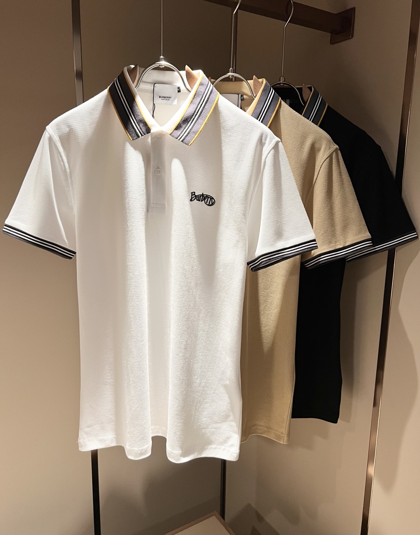 NO:134272,Bur*erry 2025 spring and summer new men's short-sleeved Polo shirt, the latest brand design element!  Neither monotonous nor complicated, it shows taste just right!  Customer-supplied top-quality custom bead flooring fabrics!  Comfortable, sweat-absorbing and breathable, the unique high-end fabric presents a simple and elegant temperament!  Embroidery design of letters on chest!  Full three-dimensional! Standard cutting design!  Every detail is a synchronized with high-end fashion. Size: M-3XL, burberry, T-shirt, alexander wang19860909Bur*erry 巴*莉 2025春夏新款男士短袖Polo衫,品牌最新设计元素！既不单调也不复杂,恰到好处的展现品味！客供顶级定制珠地棉面料！舒适吸汗透气根本不在话下,面料独具的高奢感呈现简约优雅气质！胸前字母logo刺绣设计！饱满立体!标准裁剪设计！每一处细节都是与高端时尚同步的体现.尺码:M-3XL,,burberry,T-shirt,alexander wang,Men's clothing