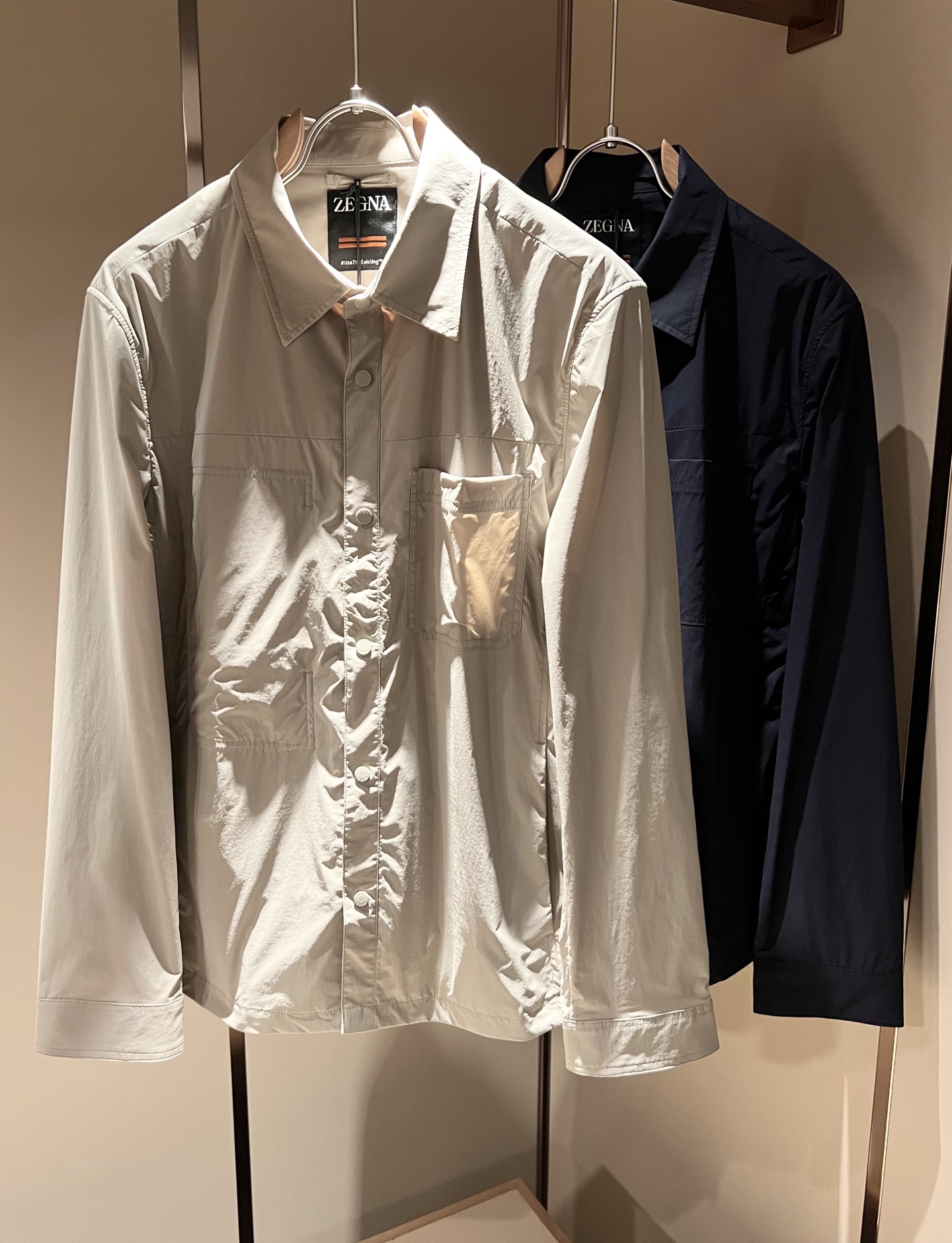 NO:134275,Ermenegildo Zeg*aJia 2025 early spring new men's shirt, foreign trade company order!  Customer-supplied poplin cotton material, it is one of the classic exclusive fabrics of Zenia!  The texture is light, soft and delicate, but the shape is straight and stylish!  It adopts a multi-layer structure and has windproof performance. The pockets are decorated with details and are extremely luxurious... Perfectly interpreting high-quality quality. Customized original hardware is available for customers!  Size M-3XL, zegna,alexander wang19860909Ermenegildo Zeg*a杰*亚 2025早春新款男士衬衣,外贸公司订单！客供府绸棉材质,是杰尼亚经典的专有织物之一！ 质地轻盈、触感又柔软细腻、但型态又笔挺有型！ 采用多层结构、具备防风性能. 口袋饰有细节、奢华极致… 完美演绎高品质品相.客供定制原版五金！尺码M-3XL,,zegna,alexander wang,Men's clothing