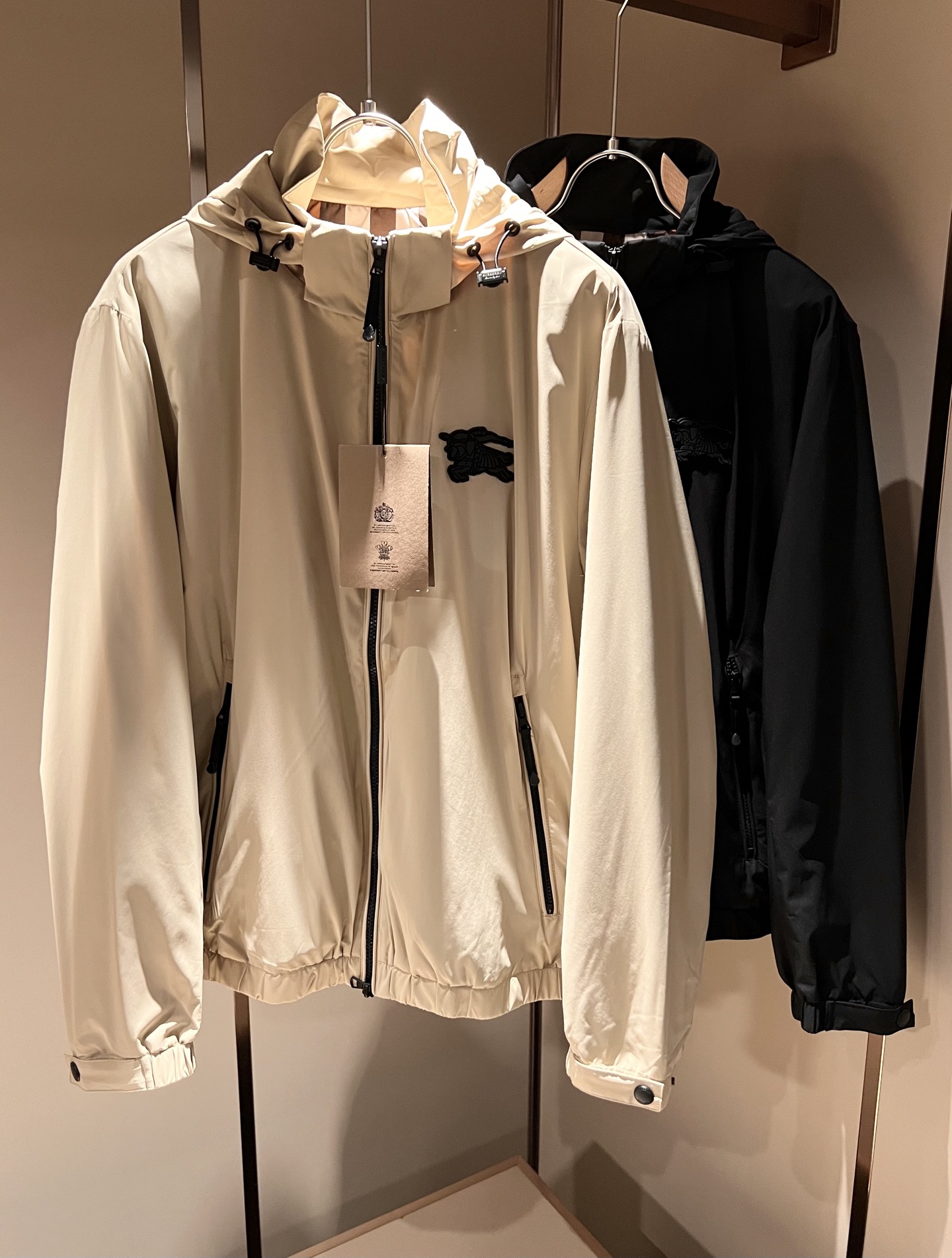 NO:134256,BURBER*Y BAR*Li’s new spring and summer jacket is coming in 2025. It is made of a relatively popular environmentally friendly polyester fiber memory fabric recently. It is a high-end outdoor sports and leisure series, which is very popular in sports!  The latest special material developed by BUR, memory fabric, is also called memory cloth, which refers to fabrics with morphological memory functions, and the chest logo pattern badge design!  Selling all versions on the market in seconds is not a level at all. Whether it is material, detail restoration and craftsmanship, you are not afraid of any challenges. Just to contribute wonderful products to everyone. As always, it is consistent. A style that implements the core concept of BUR tightly ties the plaid and fashion, always maintains perfection, a simple but not simple design style perfectly meets the outfit you need in daily life. Size: M-3XL, burberry, jackets & coats, jackets & coats, alexander wang19860909BURBER*Y巴*莉2025春夏新品夹克外套重磅来袭,最近比较火热的环保聚酯纤维记忆面料制作而成,高端户外运动休闲系列,非常火热运动风潮！BUR最新研发的特殊材质,记忆面料也叫记忆布,是指具有形态记忆功能的面料,胸前logo图案徽章设计！秒杀市面上一切版本,只能说根本就不是一个级别的存在,不管是材质还是细节还原度以及工艺制作方面,不惧任何挑战,只为给大家奉献绝妙产物一如既往,始终如一,贯彻了BUR核心理念的一个款式将格纹与时尚紧紧的捆绑在一起,时刻保持完美,简约而不简单的的设计风格,完美的满足了你日常所需要的穿搭.尺码:M-3XL,,burberry,jackets & coats,jackets & coats,alexander wang,Men's clothing