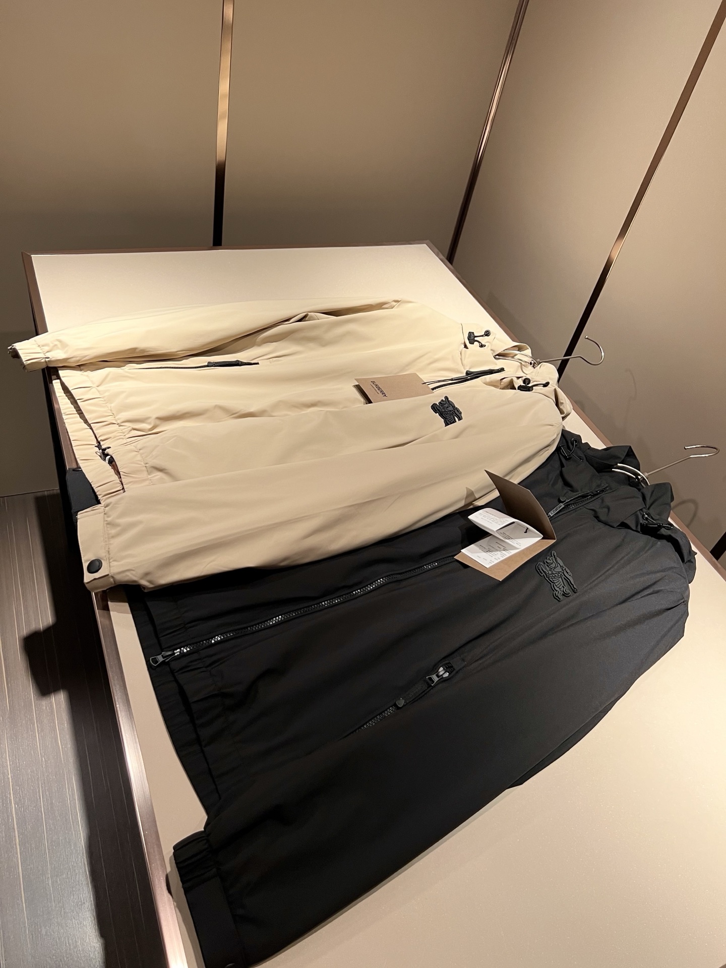 NO:134278,BURBER*Y BAR*Li’s new spring and summer jacket is coming in 2025. It is made of a relatively popular environmentally friendly polyester fiber memory fabric recently. It is a high-end outdoor sports and leisure series, which is very popular in sports!  The latest special material developed by BUR, memory fabric, is also called memory cloth, which refers to fabrics with morphological memory functions, and the chest logo pattern badge design!  Selling all versions on the market in seconds is not a level at all. Whether it is material, detail restoration and craftsmanship, you are not afraid of any challenges. Just to contribute wonderful products to everyone. As always, it is consistent. A style that implements the core concept of BUR tightly ties the plaid and fashion, always maintains perfection, a simple but not simple design style perfectly meets the outfit you need in daily life. Size: M-3XL, burberry, jackets & coats, jackets & coats, alexander wang19860909BURBER*Y巴*莉2025春夏新品夹克外套重磅来袭,最近比较火热的环保聚酯纤维记忆面料制作而成,高端户外运动休闲系列,非常火热运动风潮！BUR最新研发的特殊材质,记忆面料也叫记忆布,是指具有形态记忆功能的面料,胸前logo图案徽章设计！秒杀市面上一切版本,只能说根本就不是一个级别的存在,不管是材质还是细节还原度以及工艺制作方面,不惧任何挑战,只为给大家奉献绝妙产物一如既往,始终如一,贯彻了BUR核心理念的一个款式将格纹与时尚紧紧的捆绑在一起,时刻保持完美,简约而不简单的的设计风格,完美的满足了你日常所需要的穿搭.尺码:M-3XL,,burberry,jackets & coats,jackets & coats,alexander wang,Men's clothing