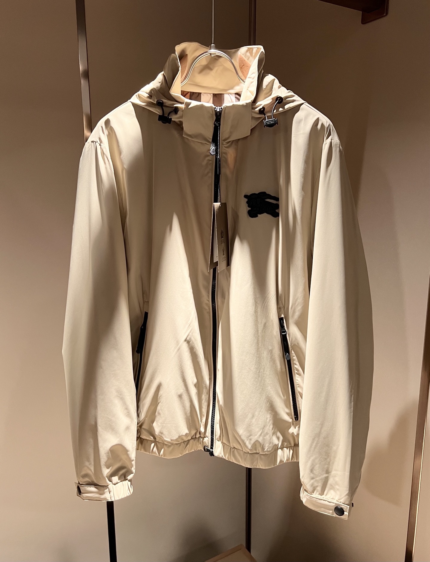 NO:134281,Details!  BURBER*Y BAR*Li’s new spring and summer jacket is coming in 2025. It is made of a relatively popular environmentally friendly polyester fiber memory fabric recently. It is a high-end outdoor sports and leisure series, which is very popular in sports!  The latest special material developed by BUR, memory fabric, is also called memory cloth, which refers to fabrics with morphological memory functions, and the chest logo pattern badge design!  Selling all versions on the market in seconds is not a level at all. Whether it is material, detail restoration and craftsmanship, you are not afraid of any challenges. Just to contribute wonderful products to everyone. As always, it is consistent. A style that implements the core concept of BUR tightly ties the plaid and fashion, always maintains perfection, a simple but not simple design style perfectly meets the outfit you need in daily life. Size: M-3XL, burberry, jackets & coats, jackets & coats, alexander wang19860909细节图！ BURBER*Y巴*莉2025春夏新品夹克外套重磅来袭,最近比较火热的环保聚酯纤维记忆面料制作而成,高端户外运动休闲系列,非常火热运动风潮！BUR最新研发的特殊材质,记忆面料也叫记忆布,是指具有形态记忆功能的面料,胸前logo图案徽章设计！秒杀市面上一切版本,只能说根本就不是一个级别的存在,不管是材质还是细节还原度以及工艺制作方面,不惧任何挑战,只为给大家奉献绝妙产物一如既往,始终如一,贯彻了BUR核心理念的一个款式将格纹与时尚紧紧的捆绑在一起,时刻保持完美,简约而不简单的的设计风格,完美的满足了你日常所需要的穿搭.尺码:M-3XL,,burberry,jackets & coats,jackets & coats,alexander wang,Men's clothing