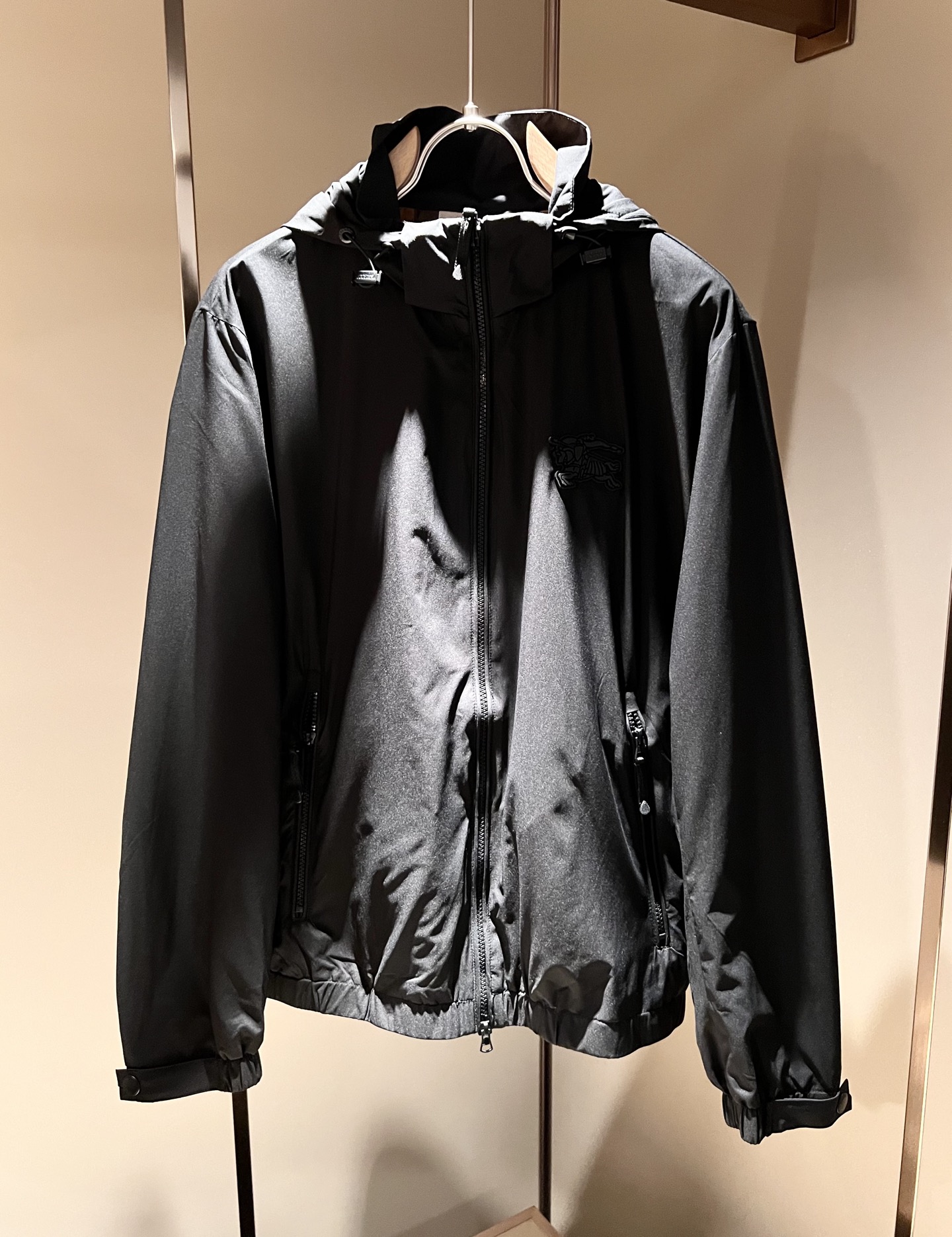 NO:134259,Details!  BURBER*Y BAR*Li’s new spring and summer jacket is coming in 2025. It is made of a relatively popular environmentally friendly polyester fiber memory fabric recently. It is a high-end outdoor sports and leisure series, which is very popular in sports!  The latest special material developed by BUR, memory fabric, is also called memory cloth, which refers to fabrics with morphological memory functions, and the chest logo pattern badge design!  Selling all versions on the market in seconds is not a level at all. Whether it is material, detail restoration and craftsmanship, you are not afraid of any challenges. Just to contribute wonderful products to everyone. As always, it is consistent. A style that implements the core concept of BUR tightly ties the plaid and fashion, always maintains perfection, a simple but not simple design style perfectly meets the outfit you need in daily life. Size: M-3XL, burberry, jackets & coats, jackets & coats, alexander wang19860909细节图！ BURBER*Y巴*莉2025春夏新品夹克外套重磅来袭,最近比较火热的环保聚酯纤维记忆面料制作而成,高端户外运动休闲系列,非常火热运动风潮！BUR最新研发的特殊材质,记忆面料也叫记忆布,是指具有形态记忆功能的面料,胸前logo图案徽章设计！秒杀市面上一切版本,只能说根本就不是一个级别的存在,不管是材质还是细节还原度以及工艺制作方面,不惧任何挑战,只为给大家奉献绝妙产物一如既往,始终如一,贯彻了BUR核心理念的一个款式将格纹与时尚紧紧的捆绑在一起,时刻保持完美,简约而不简单的的设计风格,完美的满足了你日常所需要的穿搭.尺码:M-3XL,,burberry,jackets & coats,jackets & coats,alexander wang,Men's clothing