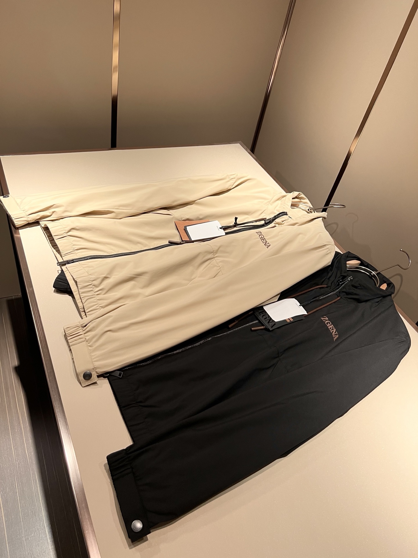 NO:134262,Ermenegildo Zeg*aJia 2025 spring and summer new men's jacket, foreign trade company order!  Customer-supplied polyester fiber material, chest embroidery logo pattern design!  It is one of the classic exclusive fabrics of Zenia!  The texture is light, soft and delicate, but the shape is straight and stylish!  It adopts a multi-layer structure and has windproof performance. The pockets are decorated with details and are extremely luxurious... Perfectly interpreting high-quality quality. Customized original hardware is available for customers!  Size M-3XL, zegna, jackets & coats, jackets & coats, alexander wang19860909Ermenegildo Zeg*a杰*亚 2025春夏新款男士夹克外套,外贸公司订单！客供聚酯纤维材质,胸前刺绣logo图案设计！是杰尼亚经典的专有织物之一！ 质地轻盈、触感又柔软细腻、但型态又笔挺有型！ 采用多层结构、具备防风性能. 口袋饰有细节、奢华极致… 完美演绎高品质品相.客供定制原版五金！尺码M-3XL,,zegna,jackets & coats,jackets & coats,alexander wang,Men's clothing