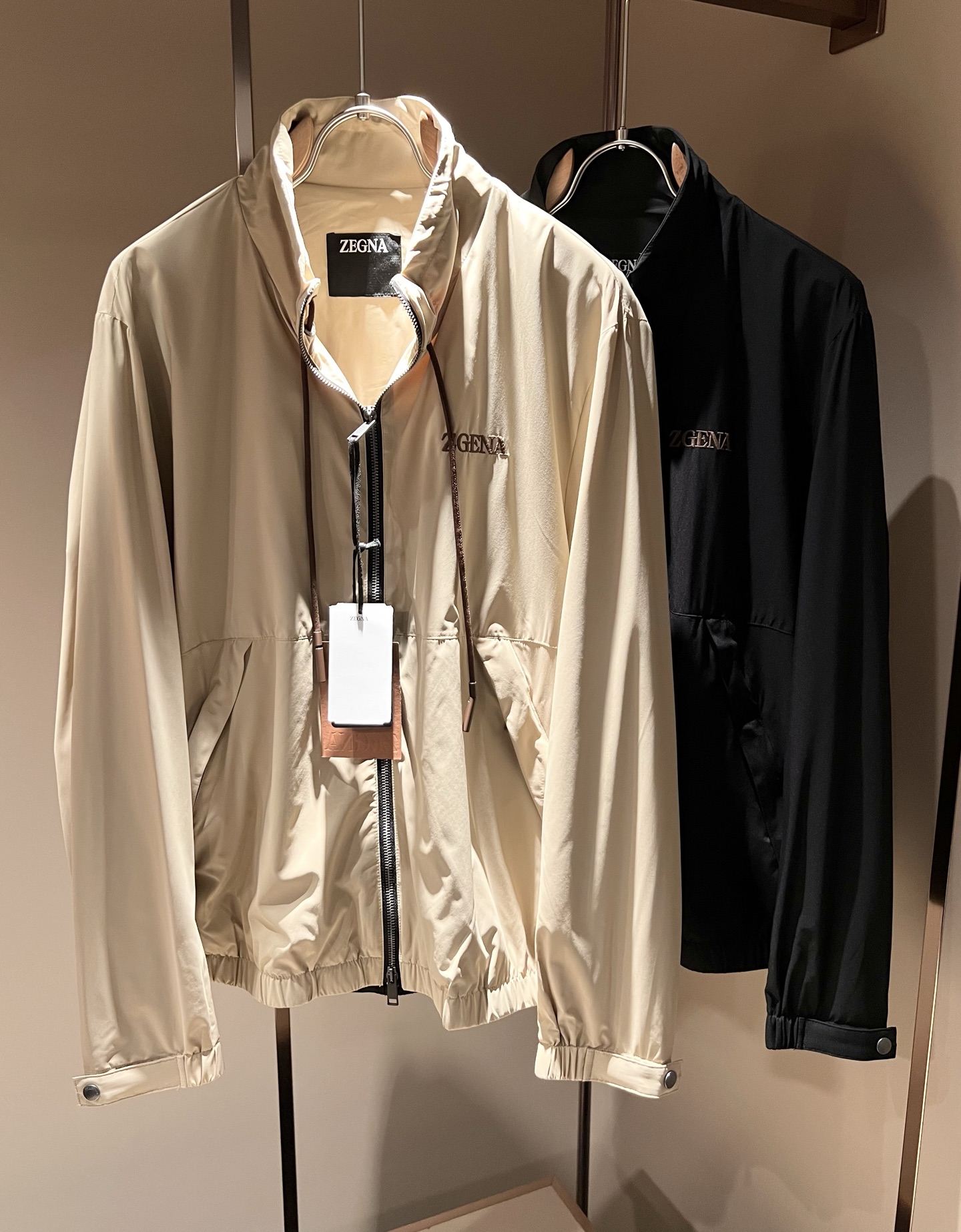 NO:134268,Ermenegildo Zeg*aJia 2025 spring and summer new men's jacket, foreign trade company order!  Customer-supplied polyester fiber material, chest embroidery logo pattern design!  It is one of the classic exclusive fabrics of Zenia!  The texture is light, soft and delicate, but the shape is straight and stylish!  It adopts a multi-layer structure and has windproof performance. The pockets are decorated with details and are extremely luxurious... Perfectly interpreting high-quality quality. Customized original hardware is available for customers!  Size M-3XL, zegna, jackets & coats, jackets & coats, alexander wang19860909Ermenegildo Zeg*a杰*亚 2025春夏新款男士夹克外套,外贸公司订单！客供聚酯纤维材质,胸前刺绣logo图案设计！是杰尼亚经典的专有织物之一！ 质地轻盈、触感又柔软细腻、但型态又笔挺有型！ 采用多层结构、具备防风性能. 口袋饰有细节、奢华极致… 完美演绎高品质品相.客供定制原版五金！尺码M-3XL,,zegna,jackets & coats,jackets & coats,alexander wang,Men's clothing