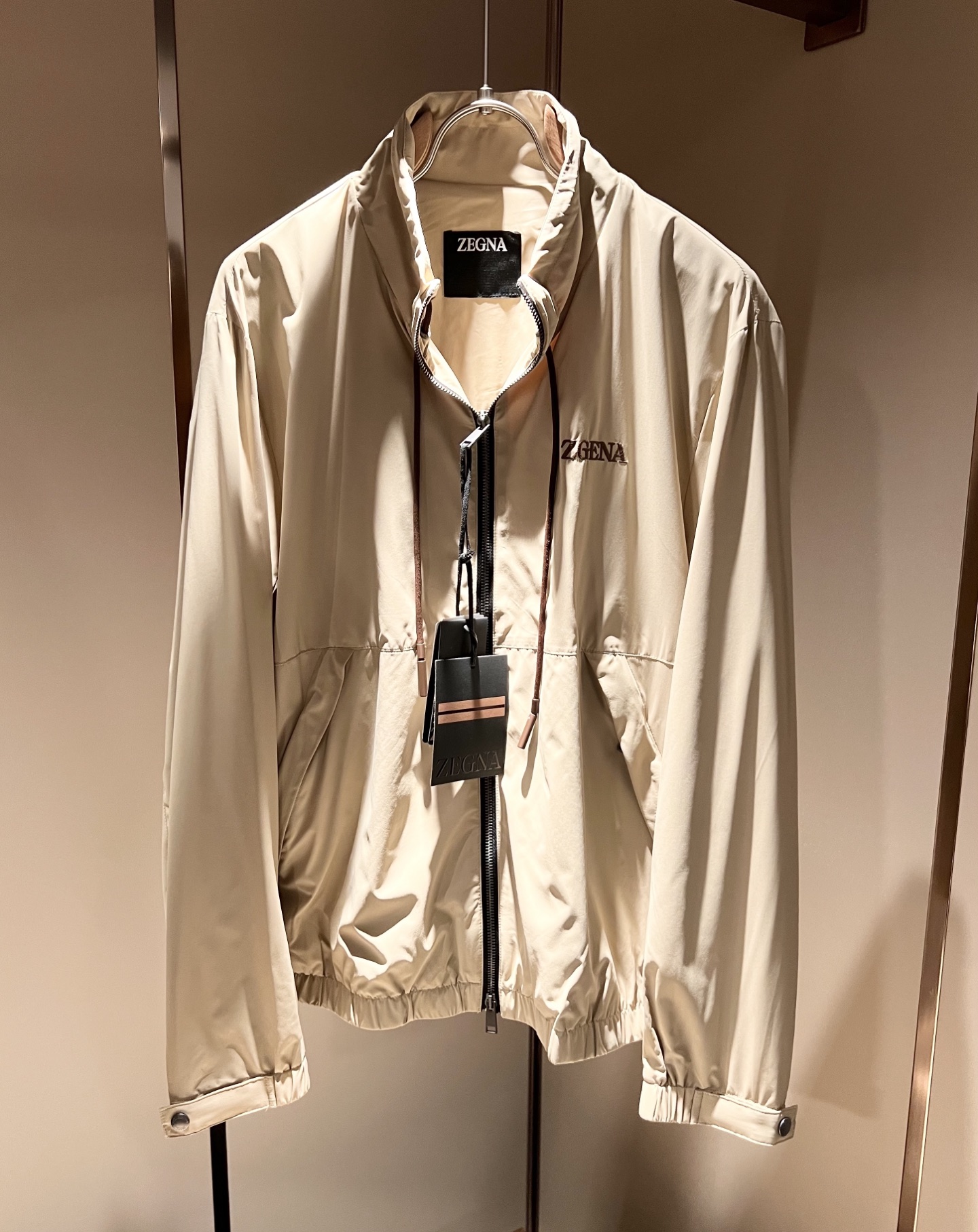 NO:134265,Details!  Ermenegildo Zeg*aJia 2025 spring and summer new men's jacket, foreign trade company order!  Customer-supplied polyester fiber material, chest embroidery logo pattern design!  It is one of the classic exclusive fabrics of Zenia!  The texture is light, soft and delicate, but the shape is straight and stylish!  It adopts a multi-layer structure and has windproof performance. The pockets are decorated with details and are extremely luxurious... Perfectly interpreting high-quality quality. Customized original hardware is available for customers!  Size M-3XL, zegna, jackets & coats, jackets & coats, alexander wang19860909细节图！ Ermenegildo Zeg*a杰*亚 2025春夏新款男士夹克外套,外贸公司订单！客供聚酯纤维材质,胸前刺绣logo图案设计！是杰尼亚经典的专有织物之一！ 质地轻盈、触感又柔软细腻、但型态又笔挺有型！ 采用多层结构、具备防风性能. 口袋饰有细节、奢华极致… 完美演绎高品质品相.客供定制原版五金！尺码M-3XL,,zegna,jackets & coats,jackets & coats,alexander wang,Men's clothing