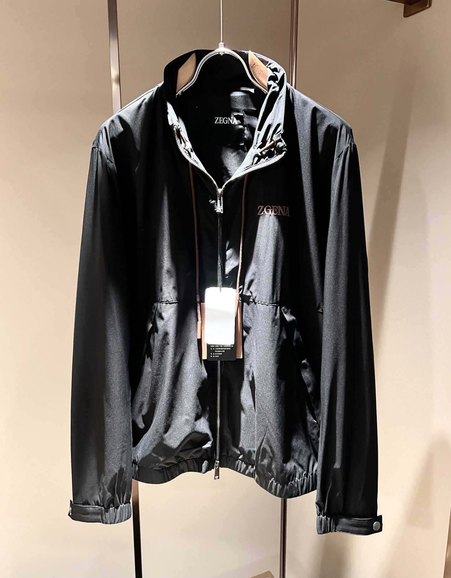 NO:134271,Details!  Ermenegildo Zeg*aJia 2025 spring and summer new men's jacket, foreign trade company order!  Customer-supplied polyester fiber material, chest embroidery logo pattern design!  It is one of the classic exclusive fabrics of Zenia!  The texture is light, soft and delicate, but the shape is straight and stylish!  It adopts a multi-layer structure and has windproof performance. The pockets are decorated with details and are extremely luxurious... Perfectly interpreting high-quality quality. Customized original hardware is available for customers!  Size M-3XL, zegna, jackets & coats, jackets & coats, alexander wang19860909细节图！ Ermenegildo Zeg*a杰*亚 2025春夏新款男士夹克外套,外贸公司订单！客供聚酯纤维材质,胸前刺绣logo图案设计！是杰尼亚经典的专有织物之一！ 质地轻盈、触感又柔软细腻、但型态又笔挺有型！ 采用多层结构、具备防风性能. 口袋饰有细节、奢华极致… 完美演绎高品质品相.客供定制原版五金！尺码M-3XL,,zegna,jackets & coats,jackets & coats,alexander wang,Men's clothing