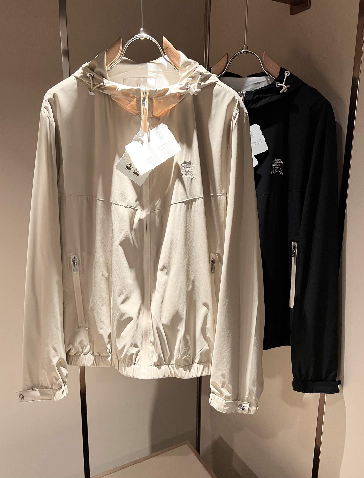 NO:134274,BC-Brunello Cucineli 2025 spring and summer new men's jacket, a fashionable and versatile item that many celebrities love to wear!  Boob embroidery logo pattern design!  LOGO hardware zippers are super good-looking. Friends who like classic and simple must not miss this one!  The calm and atmospheric brand style has always been favored by the upper class! It is also the best choice for fashionable items!  The upper body is so handsome, highly recommended!  !  !  In addition to its own brand added value, the biggest attraction of this piece is more certain that it has a high cost-effectiveness in the material!  Customized original exclusive polyester fiber material design!  Make sure the style is crisp, simple and not complicated, and it is very pleasing to the eye!  Code number M-3XL, brunello cucinelli, jackets & coats, jackets & coats, alexander wang19860909BC-Brunello Cucineli 2025春夏新款男士夹克外套,众多明星都爱穿的时尚百搭单品！胸前刺绣logo图案设计！LOGO五金拉链超级好看,喜欢经典简约的朋友,一定不能错过了这款！沉稳大气的品牌风格一直以来备受上层人士的青睐!也是时尚单品的不二之选！ 上身帅到爆了,强烈推荐！！！这件最大的吸引力除了他本身的品牌附加值,更加肯定的材质上都有很高的性价比！ 定制原版专属聚酯纤维材质设计！确保版型的挺括,精简不繁,很是耐看！码数M-3XL,,brunello cucinelli,jackets & coats,jackets & coats,alexander wang,Men's clothing