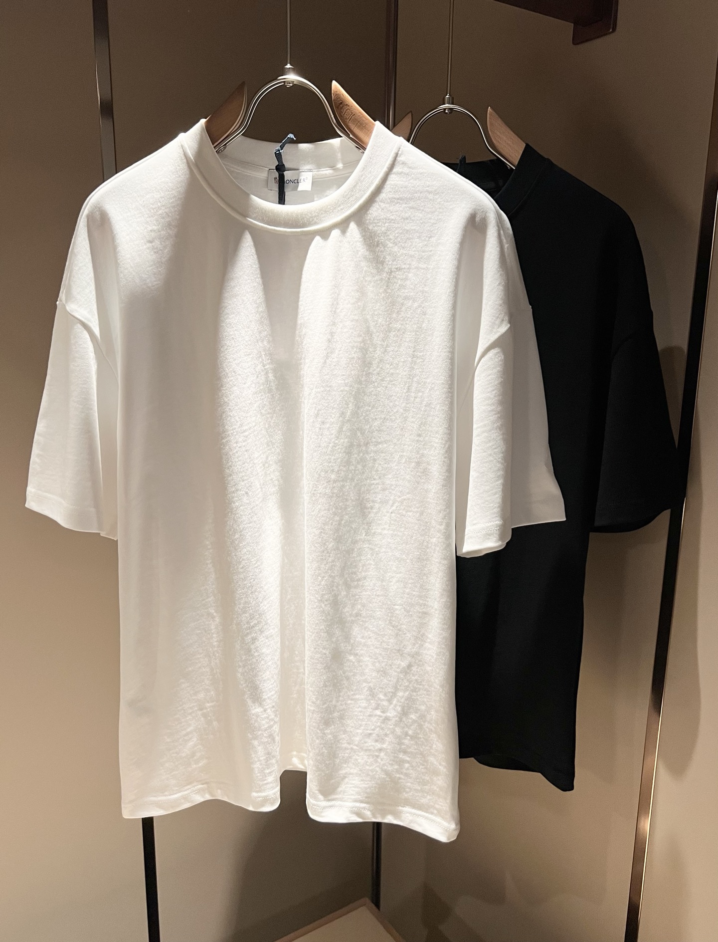 NO:134260,Moncler Mengjia 2025 Spring and Summer Latest Men and Women's Same Trade Order Short-sleeved T-shirt, Full Quality!  !  Internet celebrity style!  Use logo pattern to press glue design!  The upper body is comfortable and breathable, not stiff, and the overall three-dimensional feeling is rich. Quality export orders, customized exclusive pure cotton fabric tailoring to meet the simple needs of commuters for dressing. The upper body is very effective, it looks slim and not picky about the figure. The fabric workmanship... Improper, only good craftsmanship can make you feel good and tasteful, a must-have item for everyone!  Size S-2XL, christian louboutin, T-shirt,tees, t-shirt,alexander wang19860909Moncler蒙家 2025春夏最新男女同款贸易订单短袖T恤,全品相！！网红款！采用logo图案压胶设计！上身舒适透气,不僵硬,整体有着丰富的立体感,品质出口订单,定制专属纯棉面料剪裁,满足通勤人们对于着装的简约需求,上身效果很好,显瘦,不挑剔身材.面料做工....无可挑剔,好工艺好面料才能穿出好品味一款,人手必备单品！尺码S-2XL,,christian louboutin,T-shirt,tees，t-shirt,alexander wang,Men's clothing