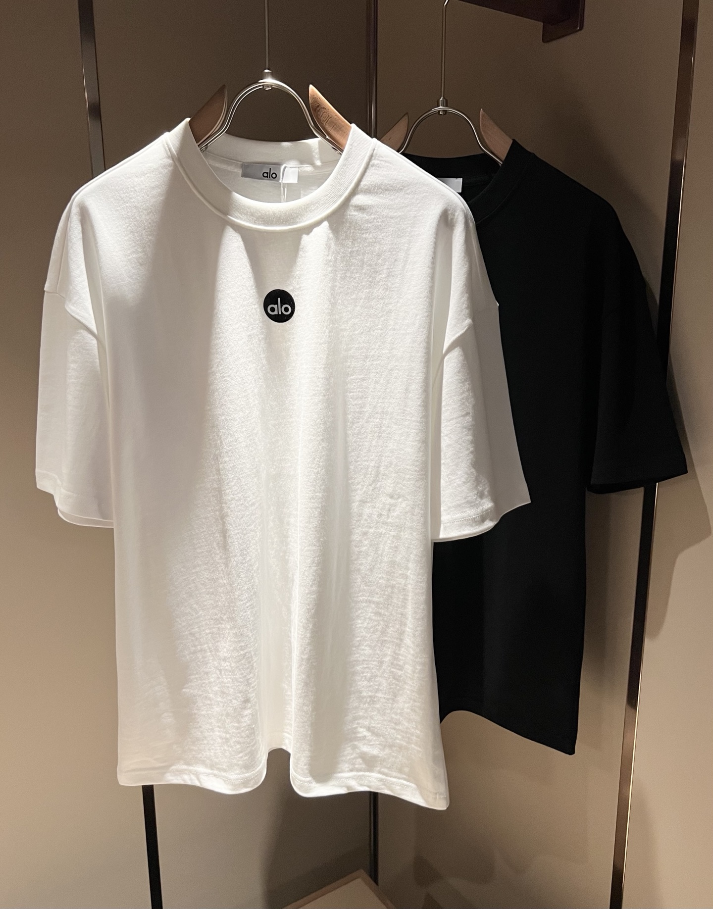 NO:134255,Alo2025 spring and summer new series of products are launched, a very fashionable and avant-garde short-sleeved T-shirt for men and women, with logo pattern glue-touching decoration!  Different from the past, it declares the design concept that has been passed down for many years in the brand!  Its eye-catchingness is no less than any classic style, perfectly presenting the fashionable, high-end and luxurious feeling in front of the world!  Made of imported 280 grams of cotton, selected high-quality pure cotton fabrics, soft and soft to the touch, the real thing is definitely beyond your imagination, close to the body and breathable, even if you sweat profusely, you will not feel greasy or stuffy, and will bring sweating and moisture absorption to the extreme!  Size S-2XL, T-shirt,tees,t-shirt,alexander wang19860909Alo2025春夏全新系列单品上线,非常时髦前卫的一款男女同款短袖T恤,标识logo图案压胶修饰！区别于以往的不同,宣示品牌传承多年的设计理念！其吸睛度完全不亚于任何经典款式,将时髦高级感与奢华感完美呈现在世人眼前！客供进口280克全棉材质制成,精选优质纯棉面料,触感软糯亲肤细腻,实物到手绝对超乎你的想象,贴身无比舒适透气,即便是汗流浃背也不会有腻身及闷热感可言,将排汗吸湿性发挥到了极致！尺码S-2XL,,T-shirt,tees，t-shirt,alexander wang,Men's clothing