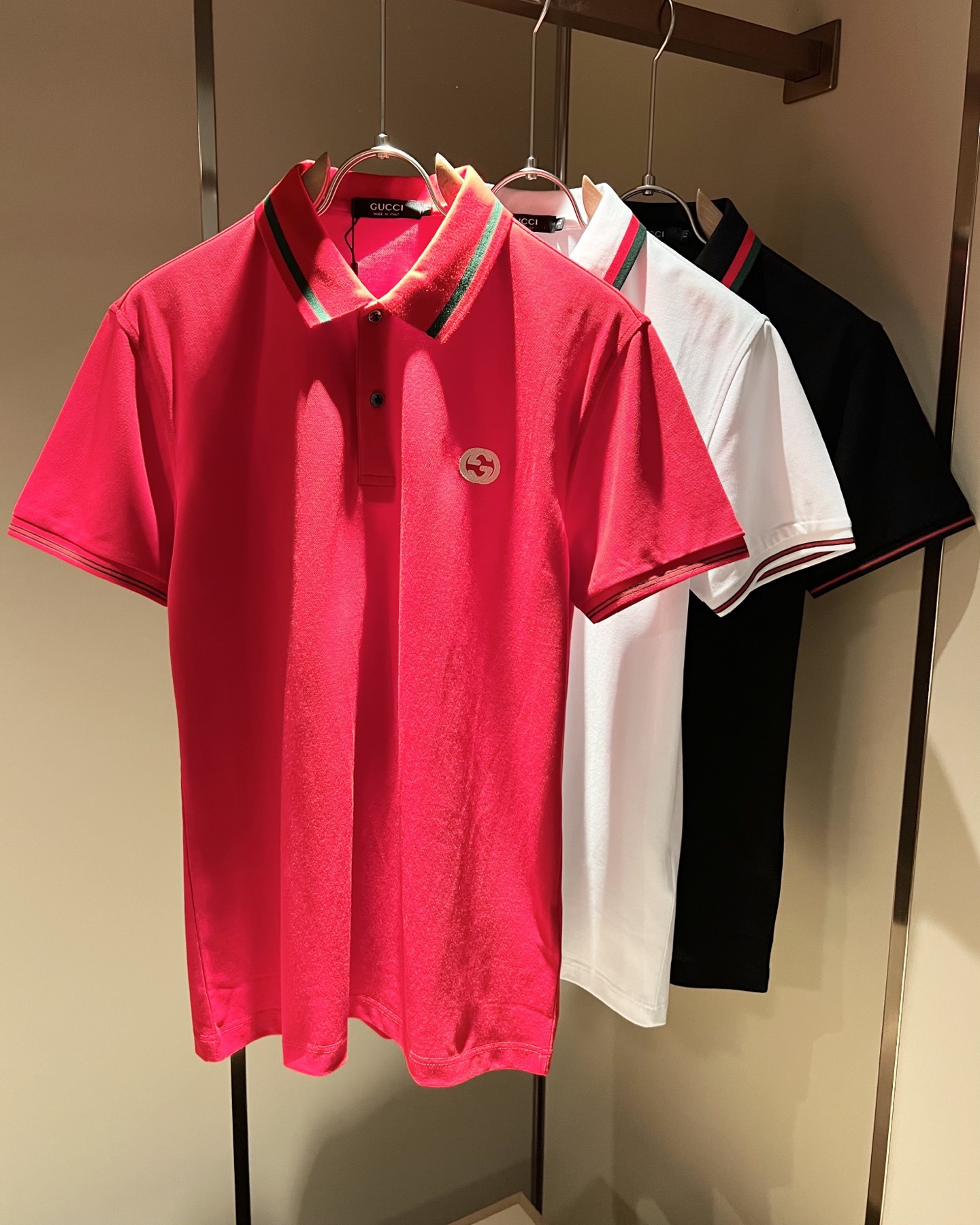 NO:134257,GUC*I Gujia's new short-sleeved Polo shirt in spring and summer 2025 has been sold on the trading company's channels and is released simultaneously on the official website!  G family spring and summer series couples are launched, chest embroidery logo design!  The fabric is breathable and has a certain sense of self-weight. Customized original imported top-grade bead floor cotton fabric!  It is breathable and comfortable to wear with close body, beautiful colors, eye-catching and fashionable. The unique patterns can definitely make you outstanding among the crowd!  The upper body effect is age-reducing and versatile. It can easily get daily casual outfits for both men and women!  Size M-3XL, gucci, gucci, gucci, T-shirt, alexander wang19860909GUC*I 古家2025春夏新款短袖Polo衫,贸易公司渠道稀出,同步官网发售！G家春夏系列情侣上线,胸前刺绣logo设计！面料透气有一定的自重感,定制原版进口顶级珠地棉面料！贴身穿着透气亲肤舒适,色彩靓丽、吸睛时髦度爆棚,与众不同的图案绝对可以让你在人群中出彩万分！上身效果减龄又百搭,轻松Get起日常休闲穿搭,男女皆可轻松驾驭！尺码M-3XL,,gucci,gucci,gucci,T-shirt,alexander wang,Men's clothing