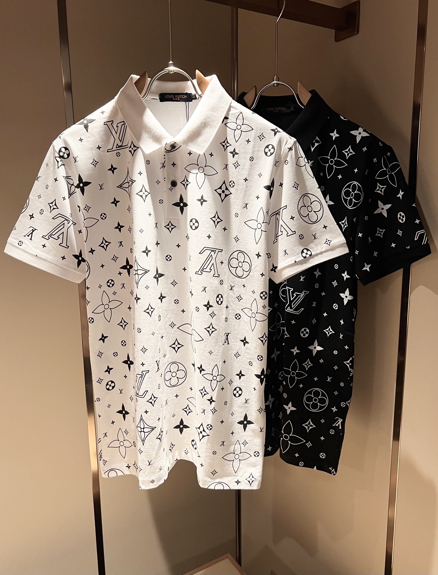 NO:134254,LouisVuitt*Louis*Deng 2025 Spring and Summer New Product Latest Craft Short-Sleeve Polo Shirt, Unique Fabric No traces and No Touch!  !  Panoramic printing logo pattern design!  Representing the brand image, simple and comfortable styles, high-end customized nylon fabrics, solid color series is a favorite style, and simple styles are more diverse when worn. The seemingly simple styles are actually more time-consuming to cut fashion styles in fabrics and craftsmanship production, simple plain color small pointed collar men's short-sleeved polo, shirts that every man should buy!  Size M-3XL, louis vuitton,louis vuitton,shirts,T-shirt,alexander wang19860909LouisVuitt*路易*登 2025春夏新品最新工艺短袖Polo衫,独一无二面料无痕无触感！！全景印花logo图案设计！代表品牌形象 简洁舒适的款式,高端定制锦纶面料 纯色系列更是大家非常喜爱款,简约的款式穿搭起来更加的多样化.看似简单的款式,其实在面料以及工艺制作上更费时裁剪时尚版型,简约式素色小尖领男士短袖polo、每一个男士都应该入手的衬衫！尺码M-3XL,,louis vuitton,louis vuitton,shirts,T-shirt,alexander wang,Men's clothing