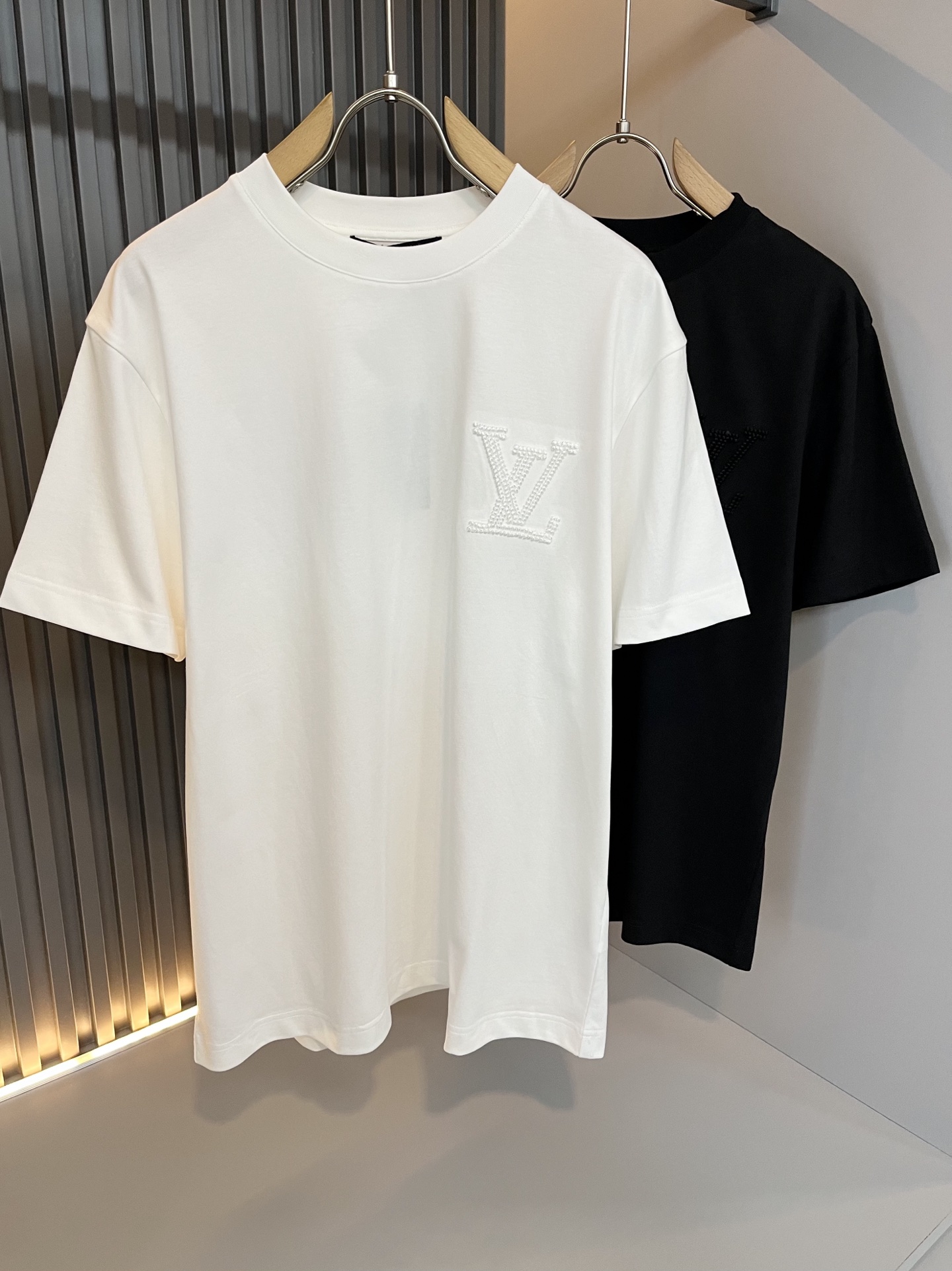 NO:141492,LouisVuitt*Louis*Deng The new series of spring and summer 2025 products are launched, a very fashionable and avant-garde short-sleeved T-shirt for men and women, with logo embroidery embroidery decoration!  Different from the past, it declares the design concept that has been passed down for many years in the brand!  Its eye-catchingness is no less than any classic style, perfectly presenting the fashionable, high-end and luxurious feeling in front of the world!  Made of imported cotton materials, selected high-quality pure cotton fabrics, soft and soft to the touch, the real thing is definitely beyond your imagination, close to the body and breathable, even if you sweat profusely, you will not feel greasy or stuffy, and will bring sweating and moisture absorption to the extreme!  Size S-2XL, louis vuitton,louis vuitton,t-shirt,tees,t-shirt,alexander wang19860909LouisVuitt*路易*登 2025春夏全新系列单品上线,非常时髦前卫的一款男女同款短袖T恤,标识logo图案刺绣修饰！区别于以往的不同,宣示品牌传承多年的设计理念！其吸睛度完全不亚于任何经典款式,将时髦高级感与奢华感完美呈现在世人眼前！客供进口全棉材质制成,精选优质纯棉面料,触感软糯亲肤细腻,实物到手绝对超乎你的想象,贴身无比舒适透气,即便是汗流浃背也不会有腻身及闷热感可言,将排汗吸湿性发挥到了极致！尺码S-2XL,,louis vuitton,louis vuitton,T-shirt,tees，t-shirt,alexander wang,Men's clothing