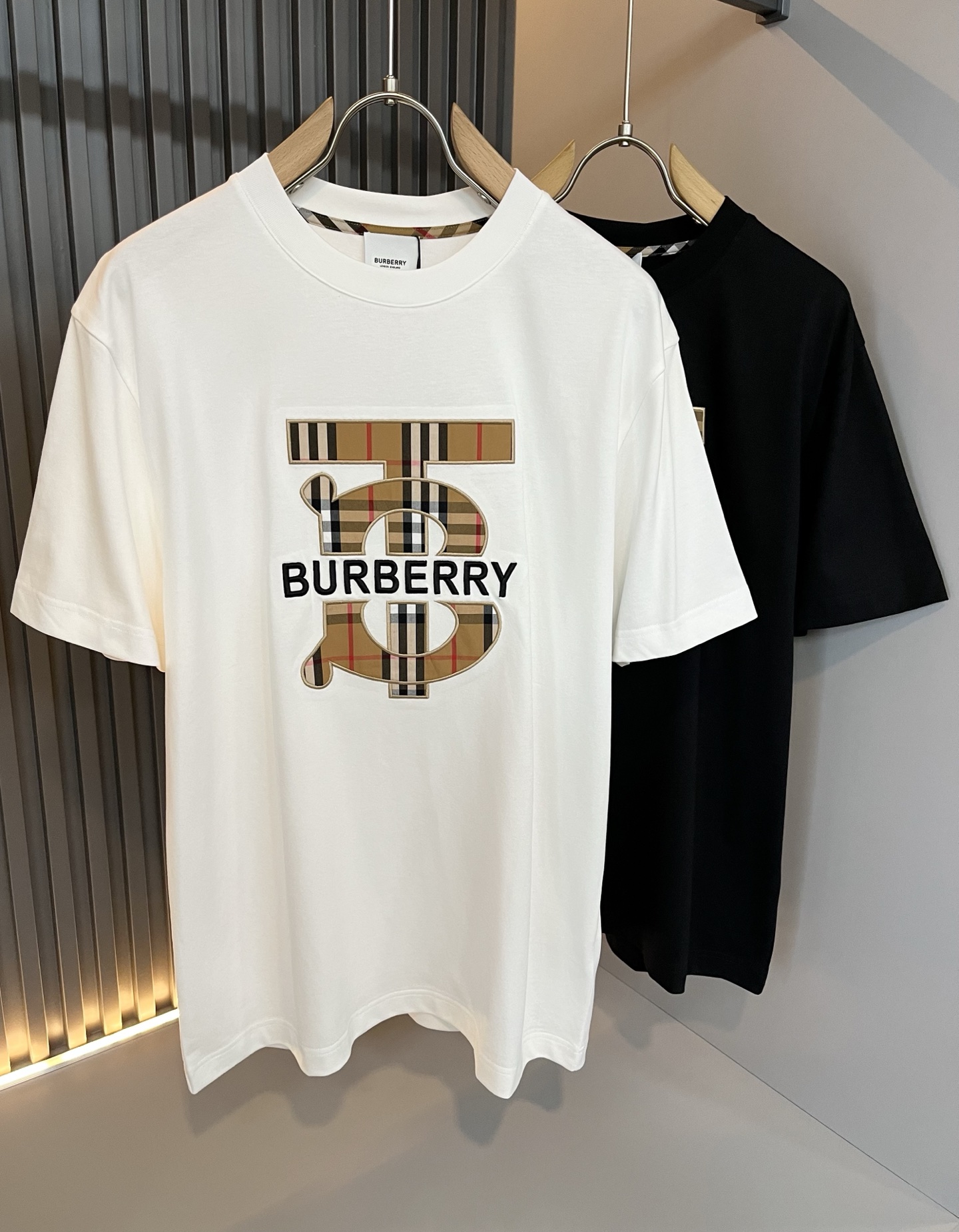 NO:137620,BURBER*Y Ba*li's new short-sleeved T-shirt in spring and summer 2025 is coming, and is made of a popular environmentally friendly pure cotton fabric recently. It is a high-end outdoor sports and leisure series, which is very popular in sports!  BUR's latest special material, embroidery logo pattern design!  Fabric is also called memory cloth, which refers to fabrics with morphological memory functions. It instantly kills all versions on the market. It can only be said that it is not a level at all. Whether it is material, detail restoration and craftsmanship, you are not afraid of any challenges. Just to contribute wonderful products to everyone. As always, it is consistent. A style that implements the core concept of BUR will be closely tied to fashion, always maintaining perfection, a simple but not simple design style perfectly meets the outfit you need in daily life. Size: S-2XL, burberry, T-shirt, tees, t-shirt, alexander wang19860909BURBER*Y巴*莉2025春夏新品短袖T恤,重磅来袭,最近比较火热的环保纯棉面料制作而成,高端户外运动休闲系列,非常火热运动风潮！BUR最新研发的特殊材质,衣身刺绣logo图案设计！面料也叫记忆布,是指具有形态记忆功能的面料,秒杀市面上一切版本,只能说根本就不是一个级别的存在,不管是材质还是细节还原度以及工艺制作方面,不惧任何挑战,只为给大家奉献绝妙产物一如既往,始终如一,贯彻了BUR核心理念的一个款式将与时尚紧紧的捆绑在一起,时刻保持完美,简约而不简单的的设计风格,完美的满足了你日常所需要的穿搭.尺码:S-2XL,,burberry,T-shirt,tees，t-shirt,alexander wang,Men's clothing