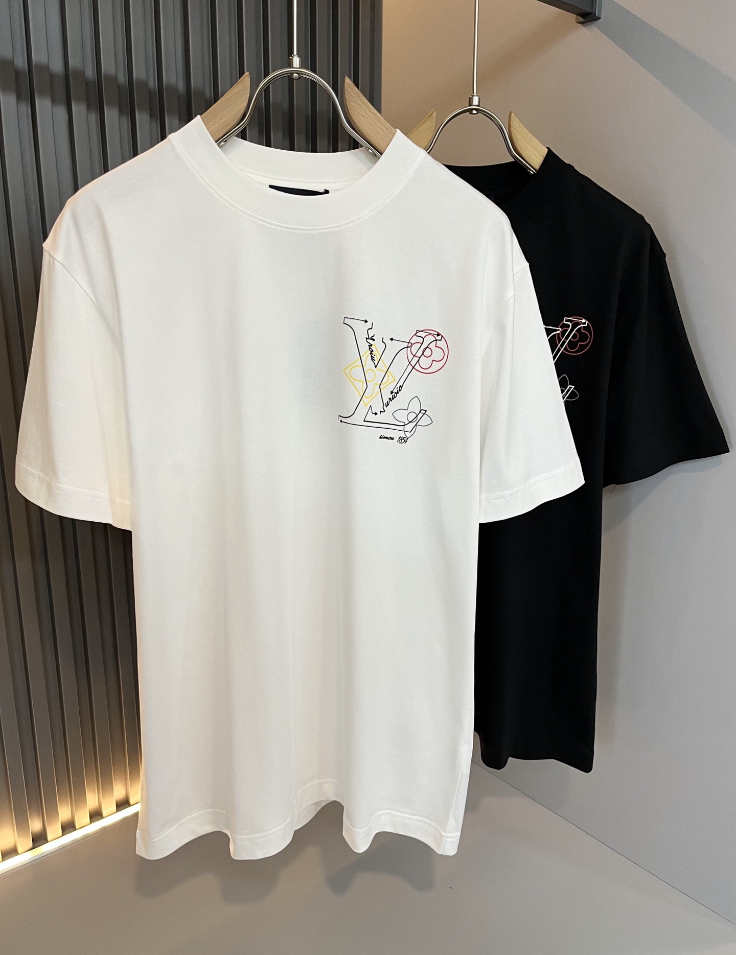 NO:137604,LouisVuitt*Louis*Deng The new series of spring and summer 2025 products are launched, a very fashionable and avant-garde short-sleeved T-shirt for men and women, with logo logo pattern and printing decoration!  Different from the past, it declares the design concept that has been passed down for many years in the brand!  Its eye-catchingness is no less than any classic style, perfectly presenting the fashionable, high-end and luxurious feeling in front of the world!  Made of imported cotton materials, selected high-quality pure cotton fabrics, soft and soft to the touch, the real thing is definitely beyond your imagination, close to the body and breathable, even if you sweat profusely, you will not feel greasy or stuffy, and will bring sweating and moisture absorption to the extreme!  Size S-2XL, louis vuitton,louis vuitton,t-shirt,tees,t-shirt,alexander wang19860909LouisVuitt*路易*登 2025春夏全新系列单品上线,非常时髦前卫的一款男女同款短袖T恤,标识logo图案印花修饰！区别于以往的不同,宣示品牌传承多年的设计理念！其吸睛度完全不亚于任何经典款式,将时髦高级感与奢华感完美呈现在世人眼前！客供进口全棉材质制成,精选优质纯棉面料,触感软糯亲肤细腻,实物到手绝对超乎你的想象,贴身无比舒适透气,即便是汗流浃背也不会有腻身及闷热感可言,将排汗吸湿性发挥到了极致！尺码S-2XL,,louis vuitton,louis vuitton,T-shirt,tees，t-shirt,alexander wang,Men's clothing