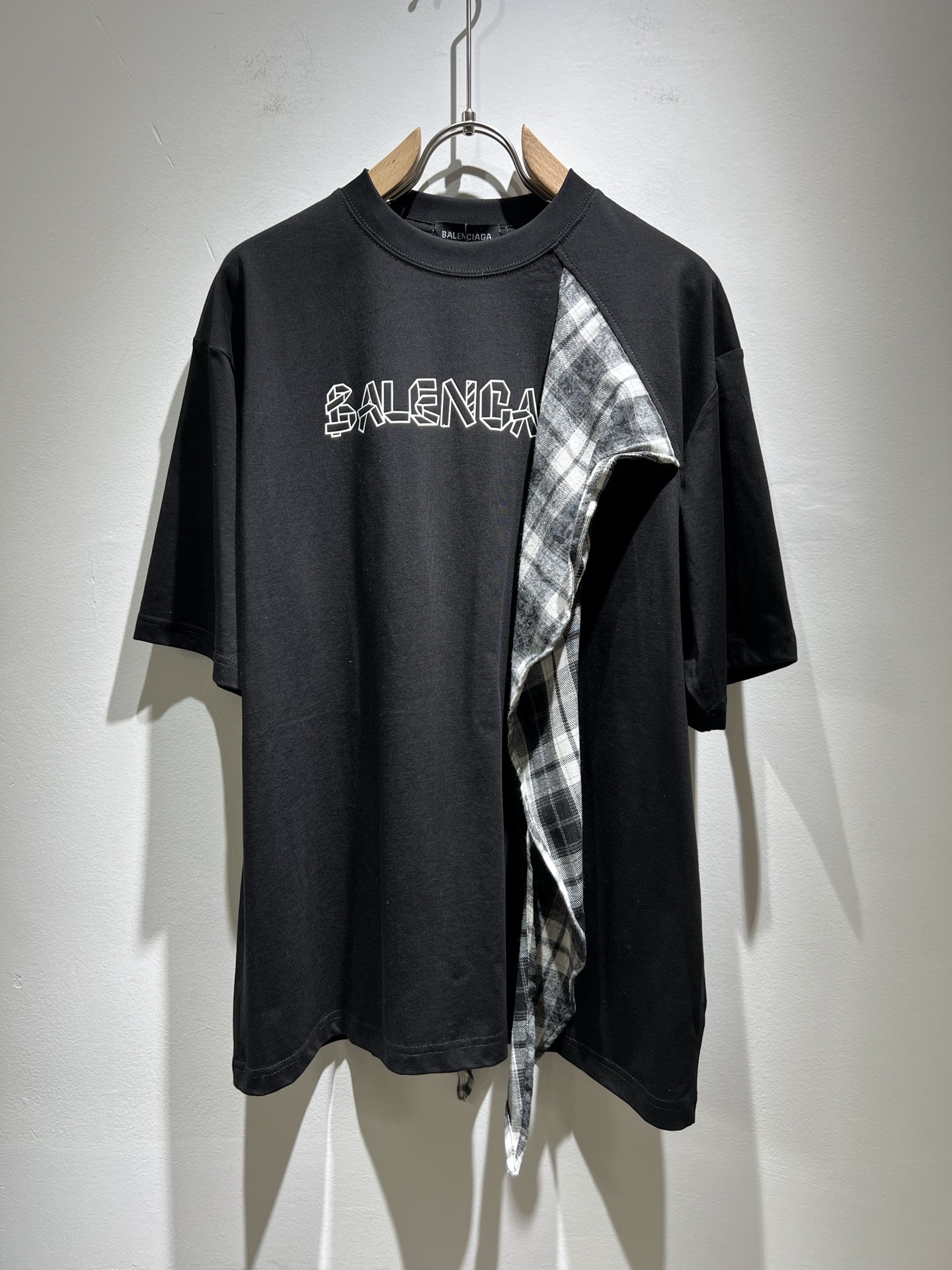 NO:136087,BALENCI*GA Paris* Home 2025 Spring and Summer New Men and Women's Same Short-Sleeve T-shirt!  Fashionable casual short-sleeved T-shirt with catwalk pattern prints!  Design logo printing design!  The most designed and selected customer-supplied 260g pure cotton fabric, which feels soft and skin-friendly, is comfortable and breathable, and you can’t picky about the real thing!  Loose, small, shoulder-dead round neck cut, genderless couple mixed styles, opening up a new fashion charm!  Differentiate the market version of the high-end custom series!  Size S-2XL, balenciaga, T-shirt,tees, t-shirt,alexander wang19860909BALENCI*GA巴黎*家 2025春夏新款男女同款短袖T恤！走秀图案印花时尚休闲短袖T恤衫！设计logo印花设计！极具设计精选客供260g纯棉面料,手感柔软亲肤,着身舒适透气性都无法挑剔,实物绝对会让你爱不释手！宽松小落肩的圆领版型裁剪,无性别主义的情侣混穿款式,打开全新的时装新韵味！区别市场版本高定系列！尺码S-2XL,,balenciaga,T-shirt,tees，t-shirt,alexander wang,Men's clothing