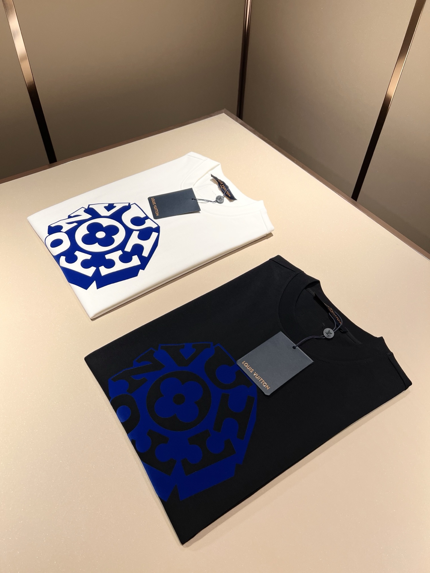 LouisVuitt*路易*登 2025春夏全新系列单品上线，非常时髦前卫的一款男女同款短袖T恤，标识
